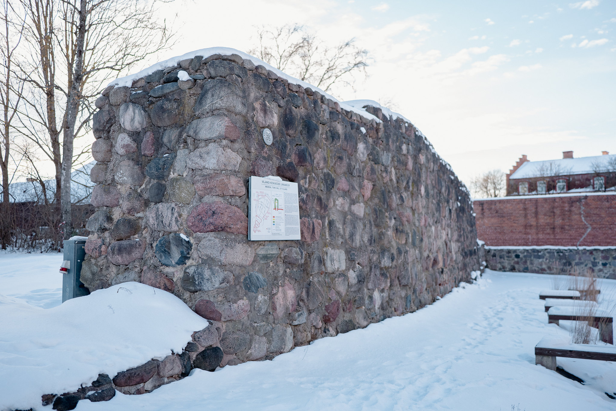 Das mittelalterliche Viljandi (dt. Fellin) umgaben von drei Seiten kräftige Schutzmauern. Die zwischen 1260 und 1300 errichtete Mauer war etwa vier Me