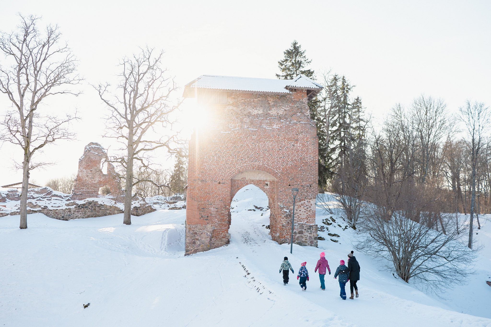 Ziemas piedzīvojumu meklētāji pils parkā