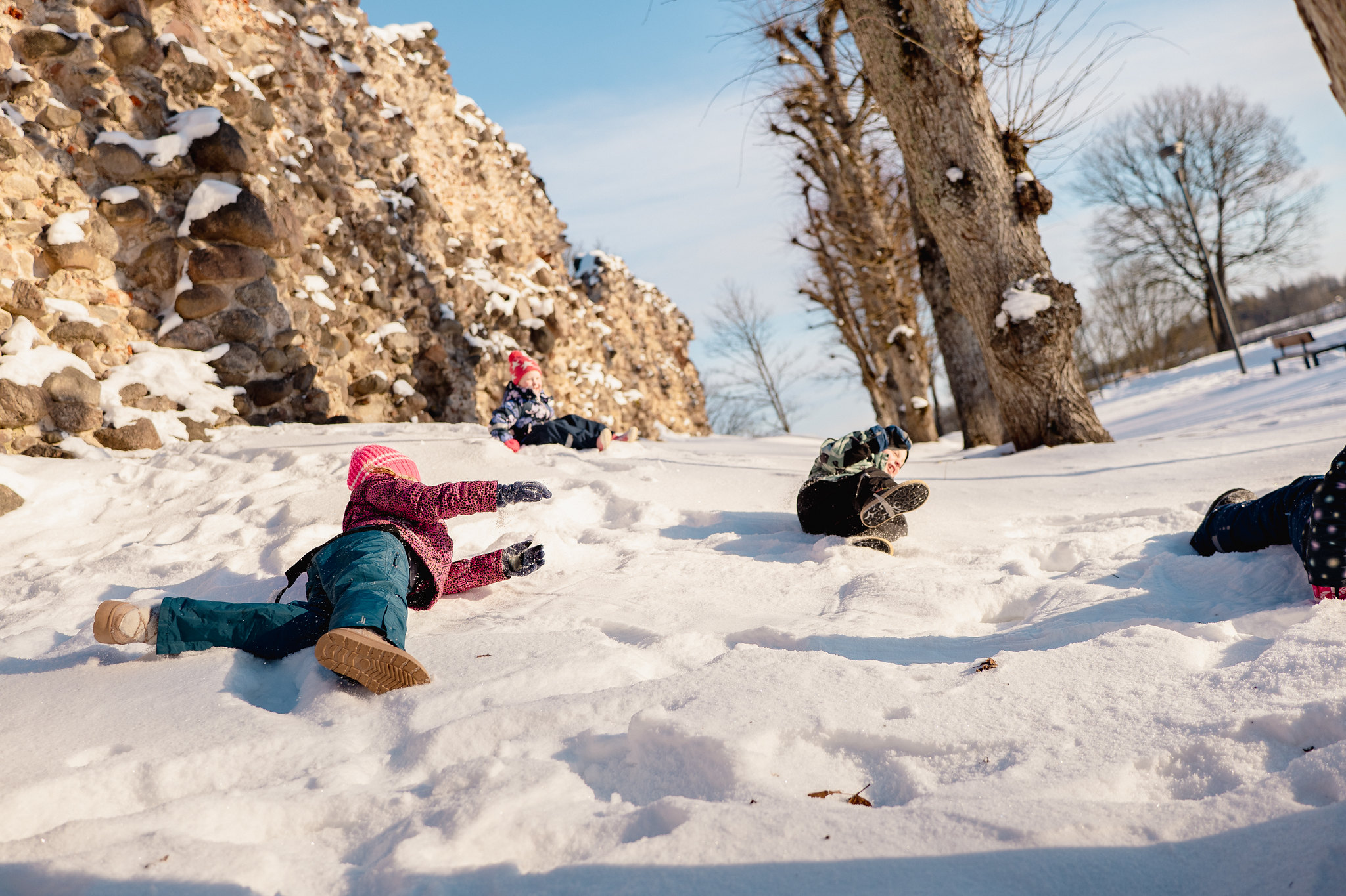 Bērni rotaļājas Viljandi pils parkā