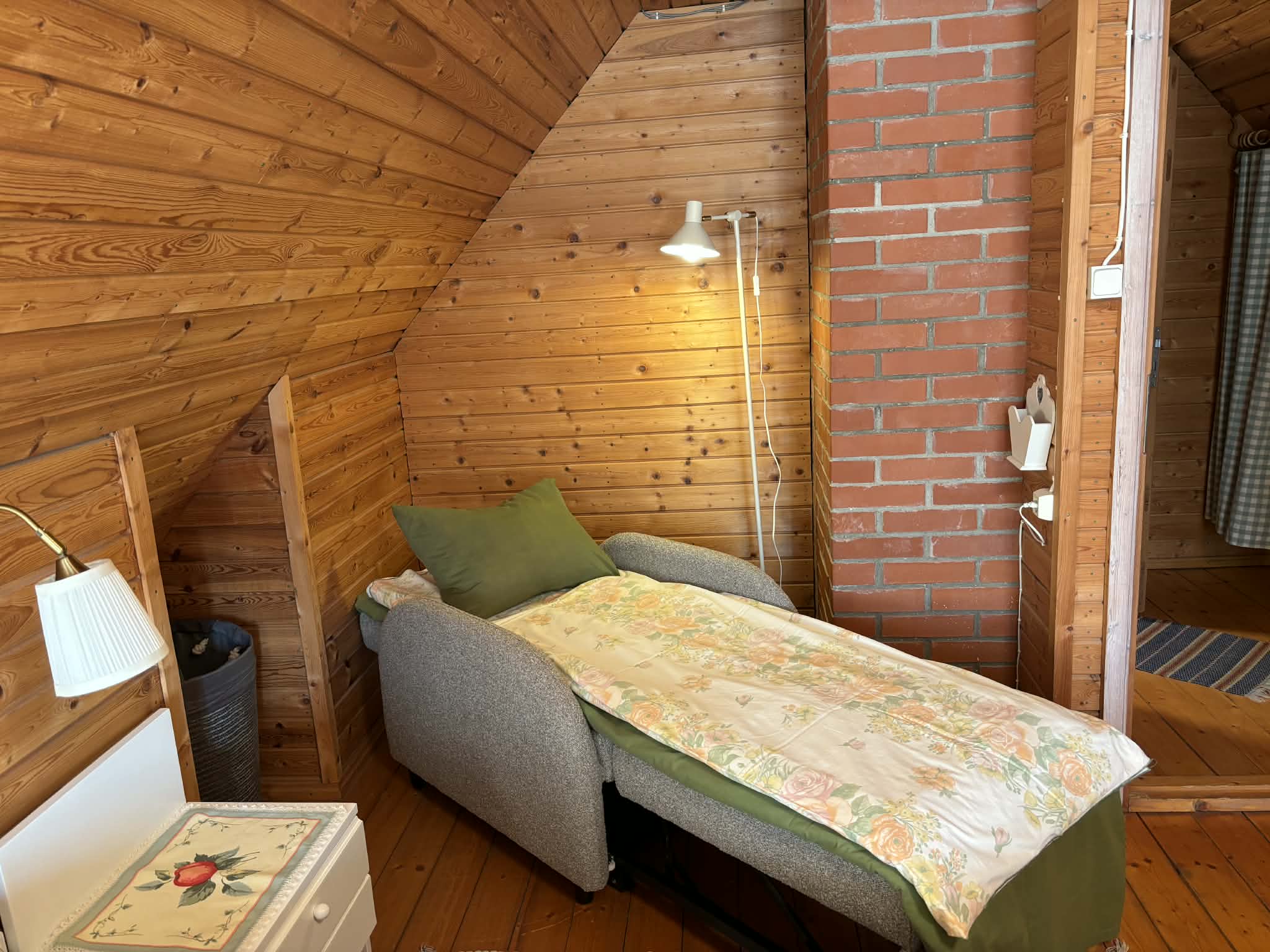 Kaheses toas tugitoolvoodi lisavoodina