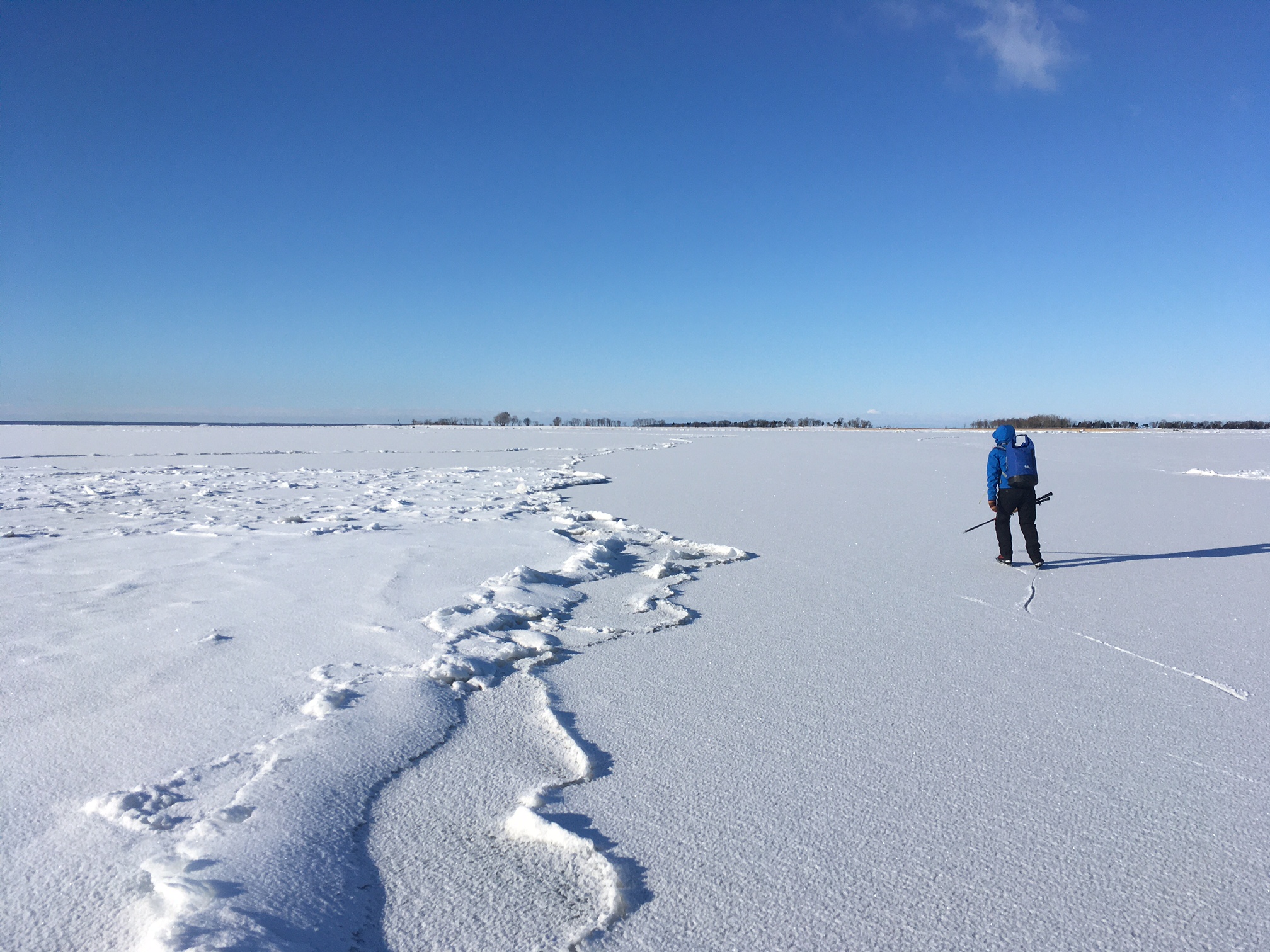 Schlittschuhwanderung über ein Gewässer