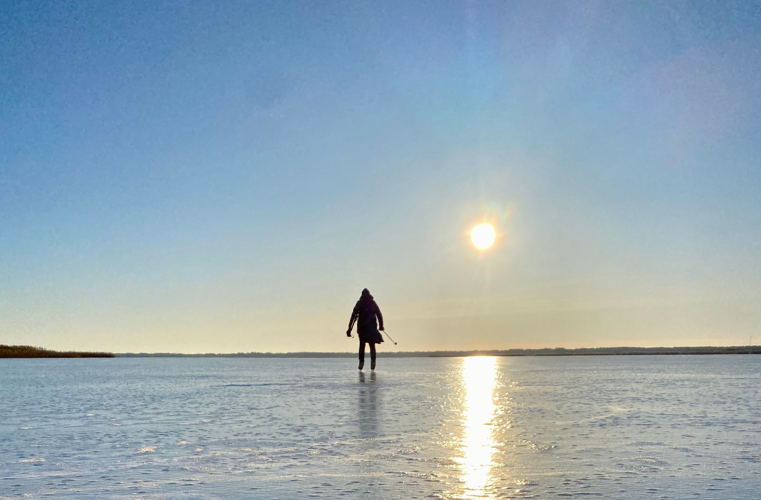 Schlittschuhwanderung über das Meer