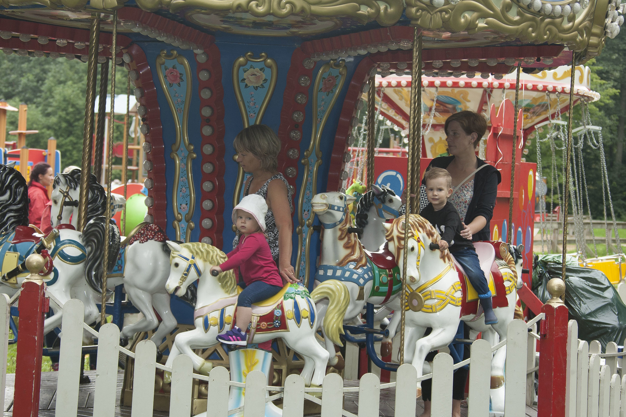 Bērni braucot ar karuseli Tallinā