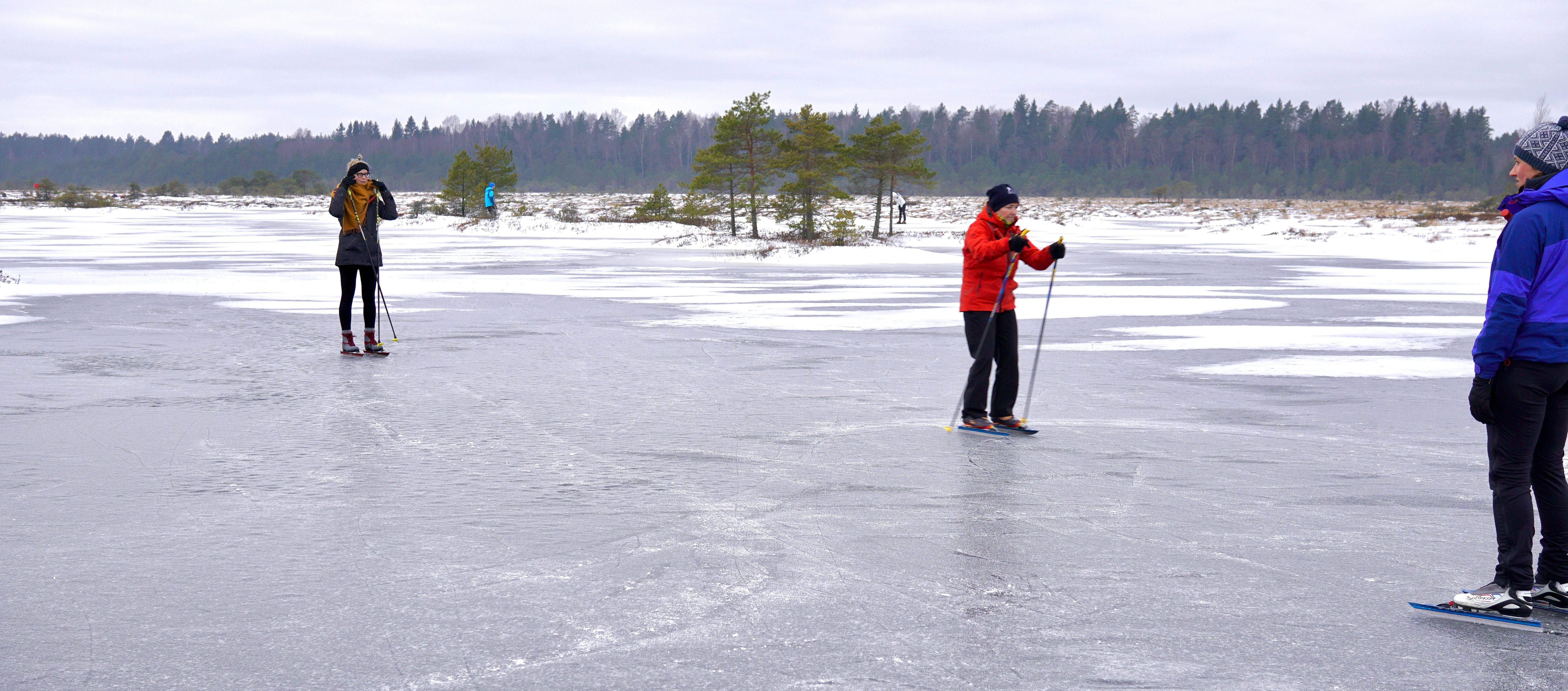 Schlittschuhwanderung in der estnischen Natur