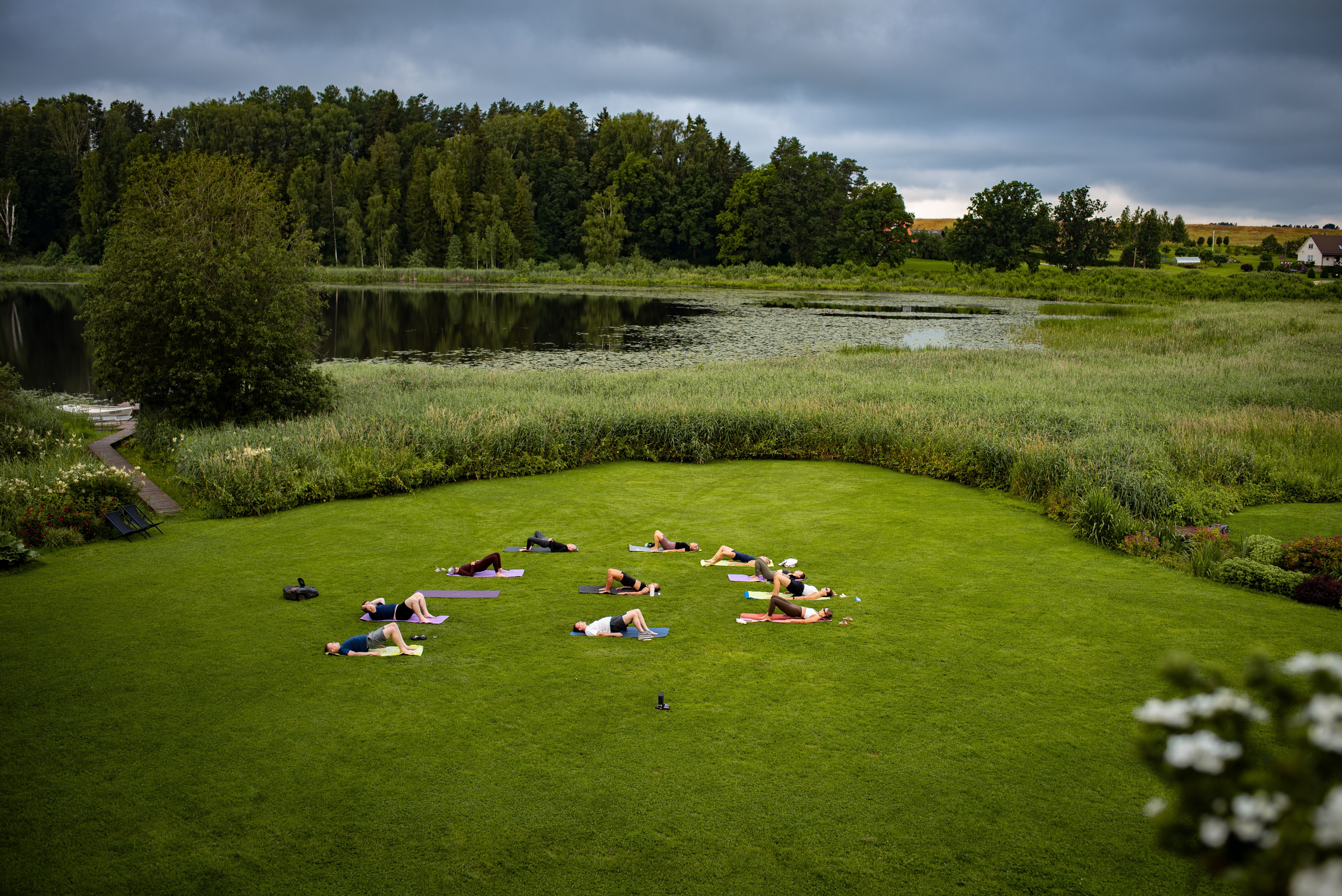Jooga Mooste Viinavabriku ees järve kaldal