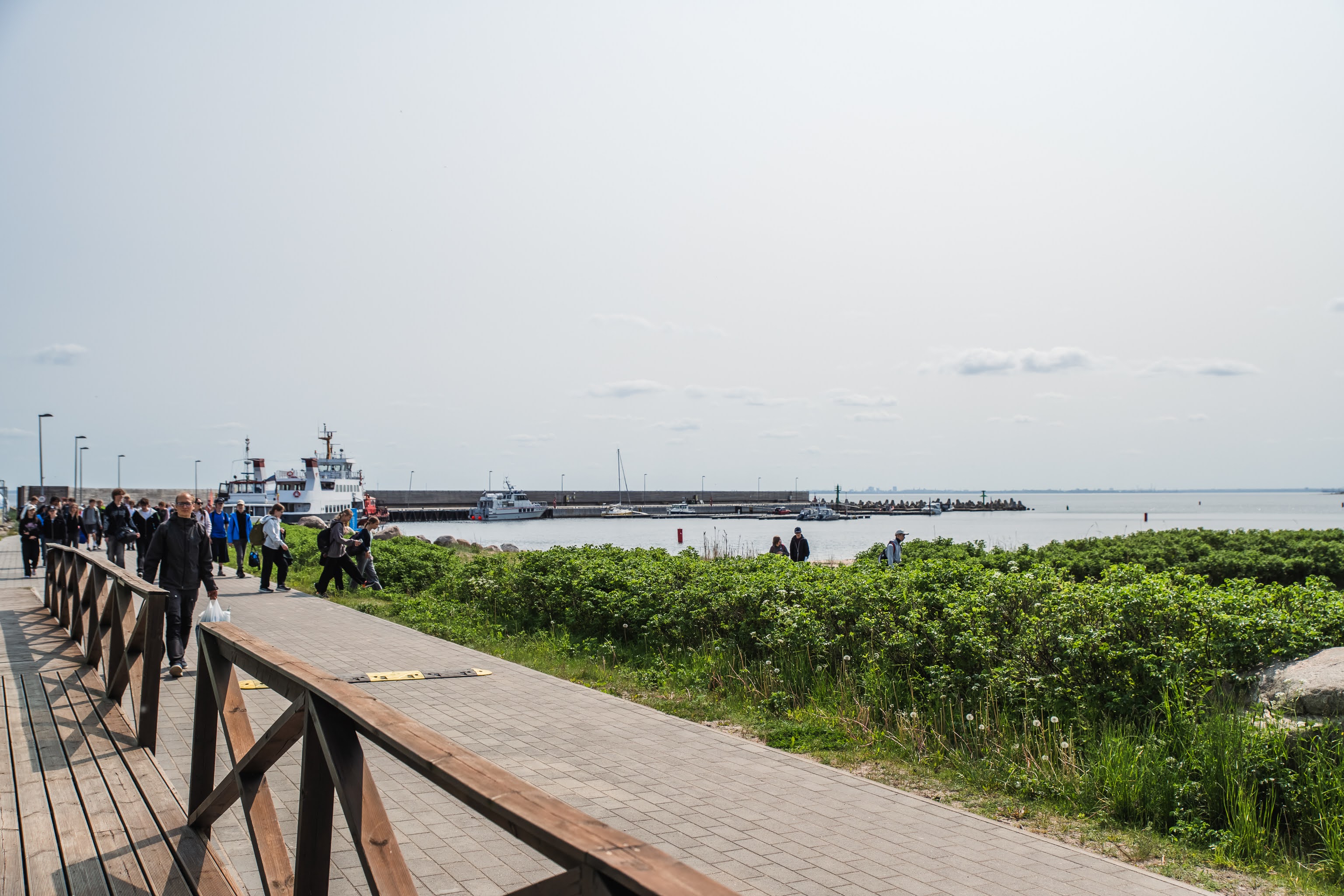 Matkajad Naissaare sadamas