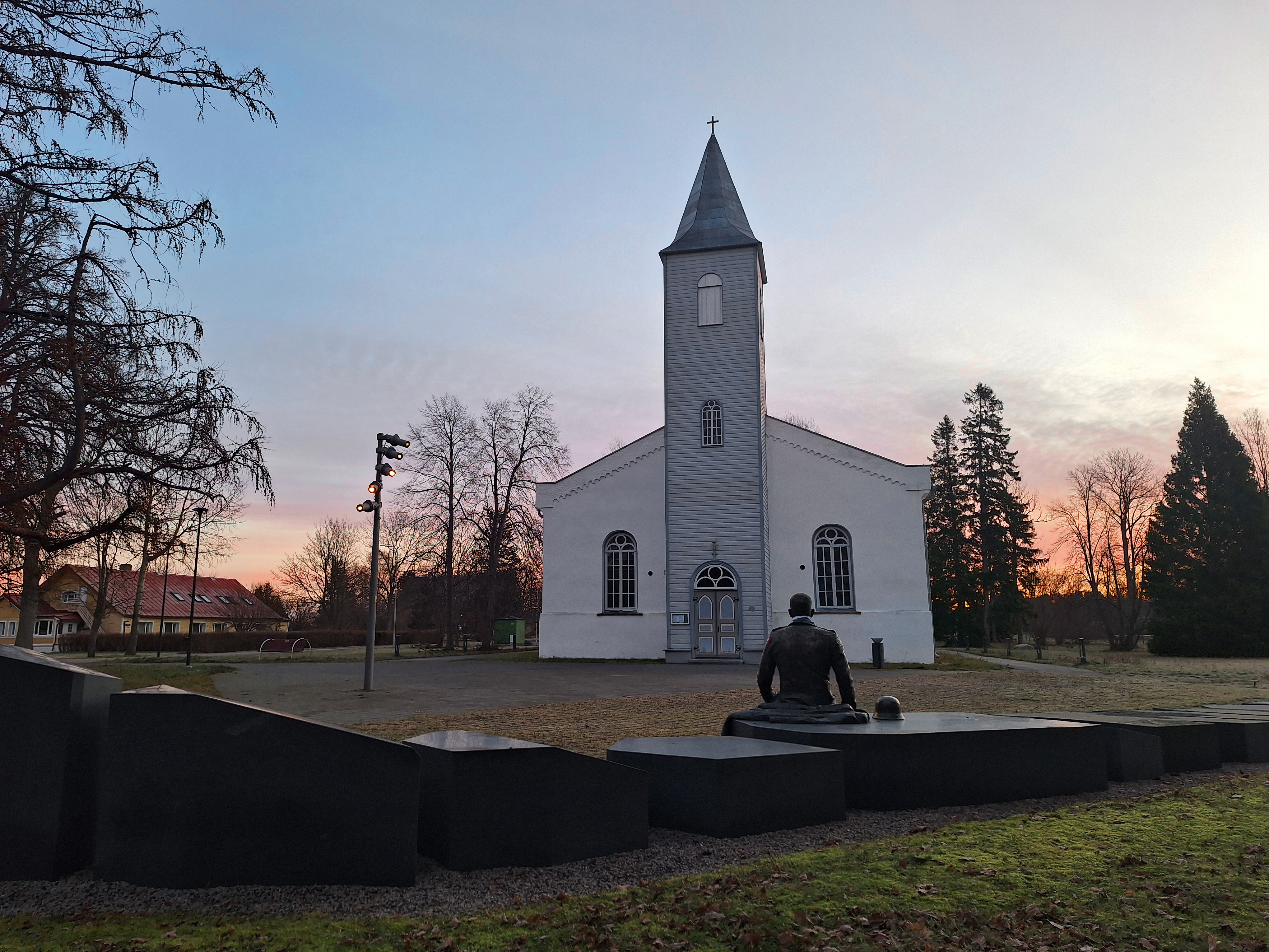 Mälestusmärk asub Kärdla kiriku ees