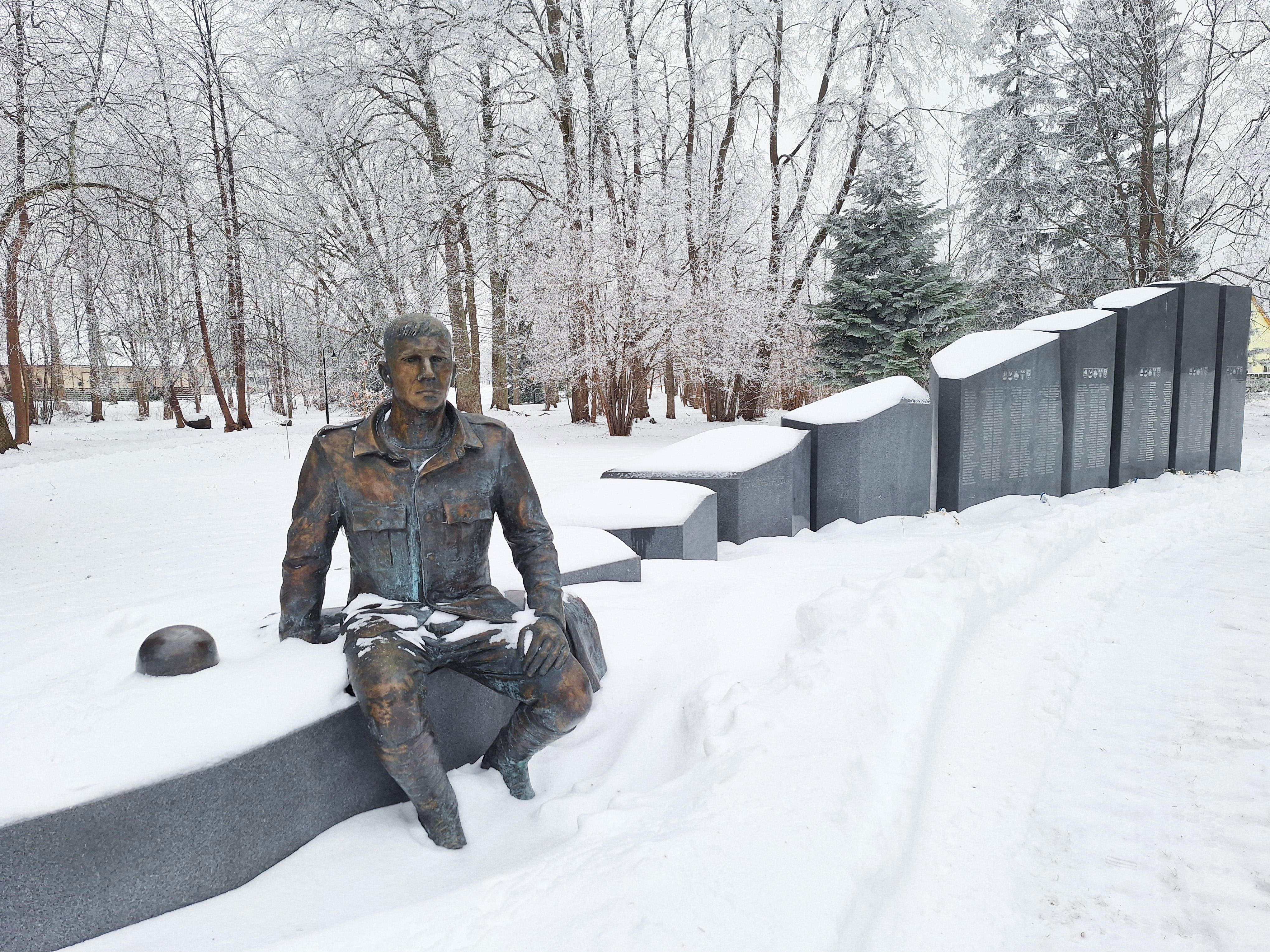 II maailmasõjas hukkunud hiidlaste mälestusmärk talvel