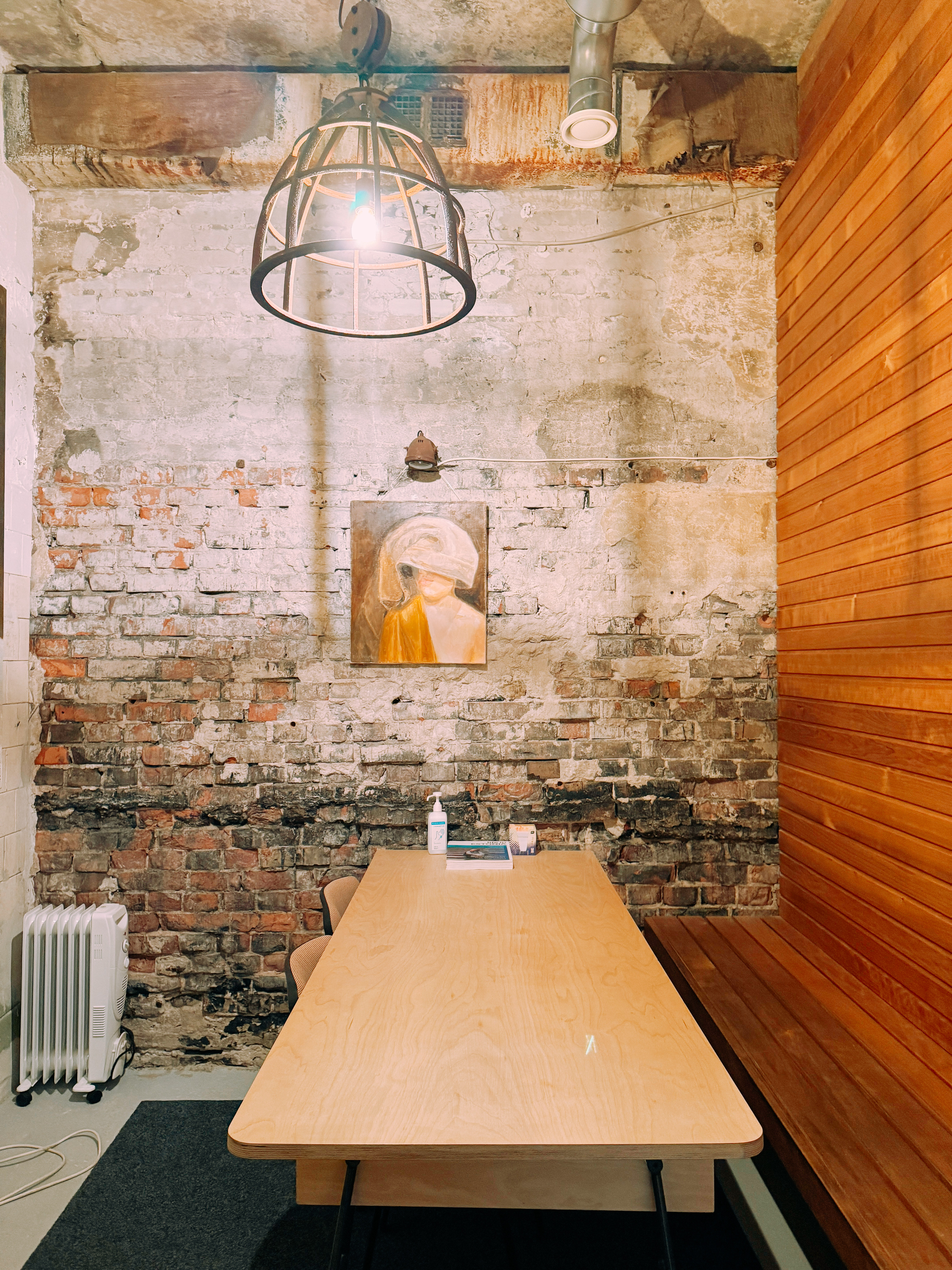 Palo Alto Club meeting room, 4-5 person room (Sauna). Large screen, video meetings, calls