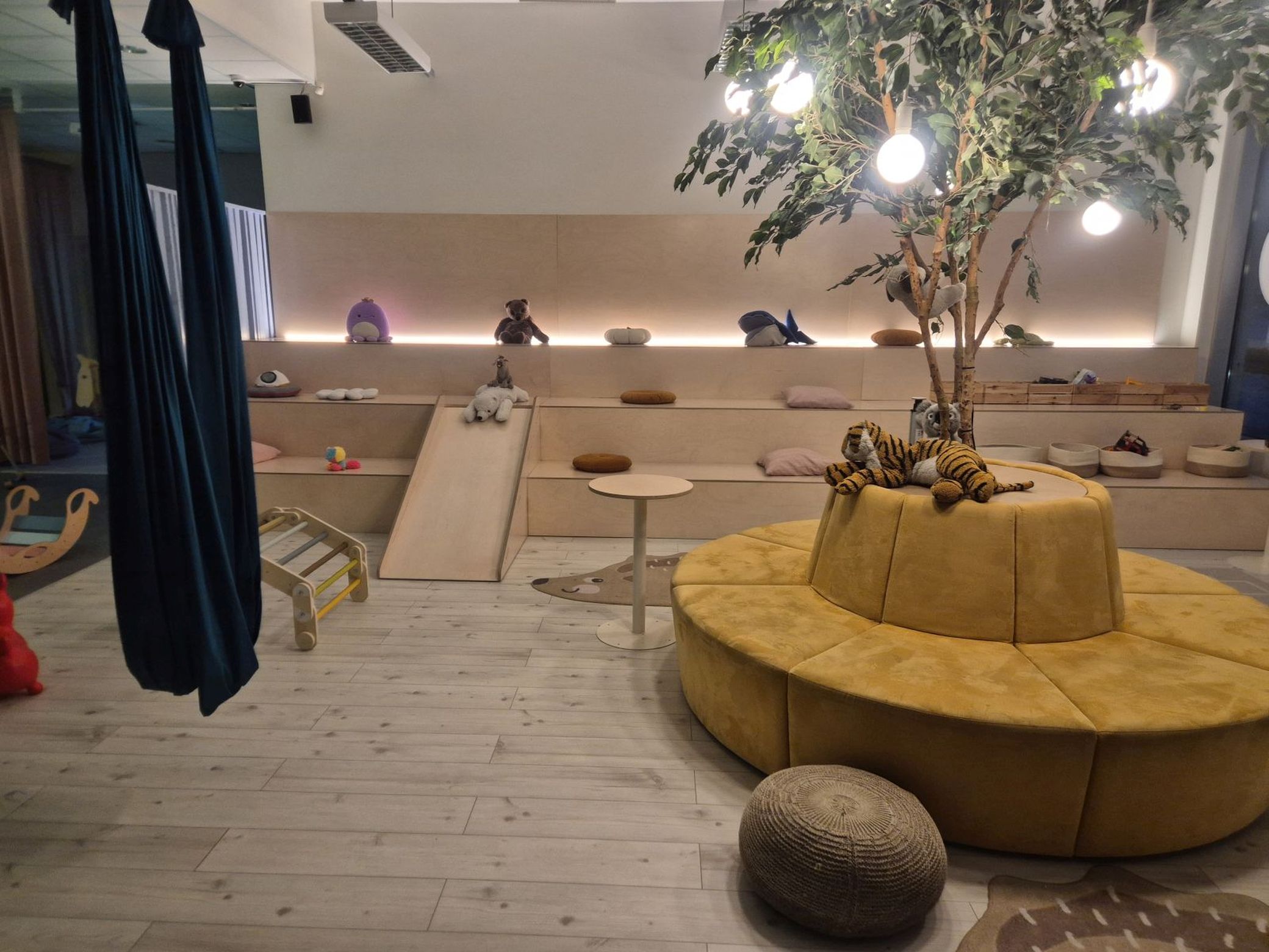 Mängu Saar Lasnamäe mänguala rippkiige, ronimisatraktsioonide ja mugava istumisalaga