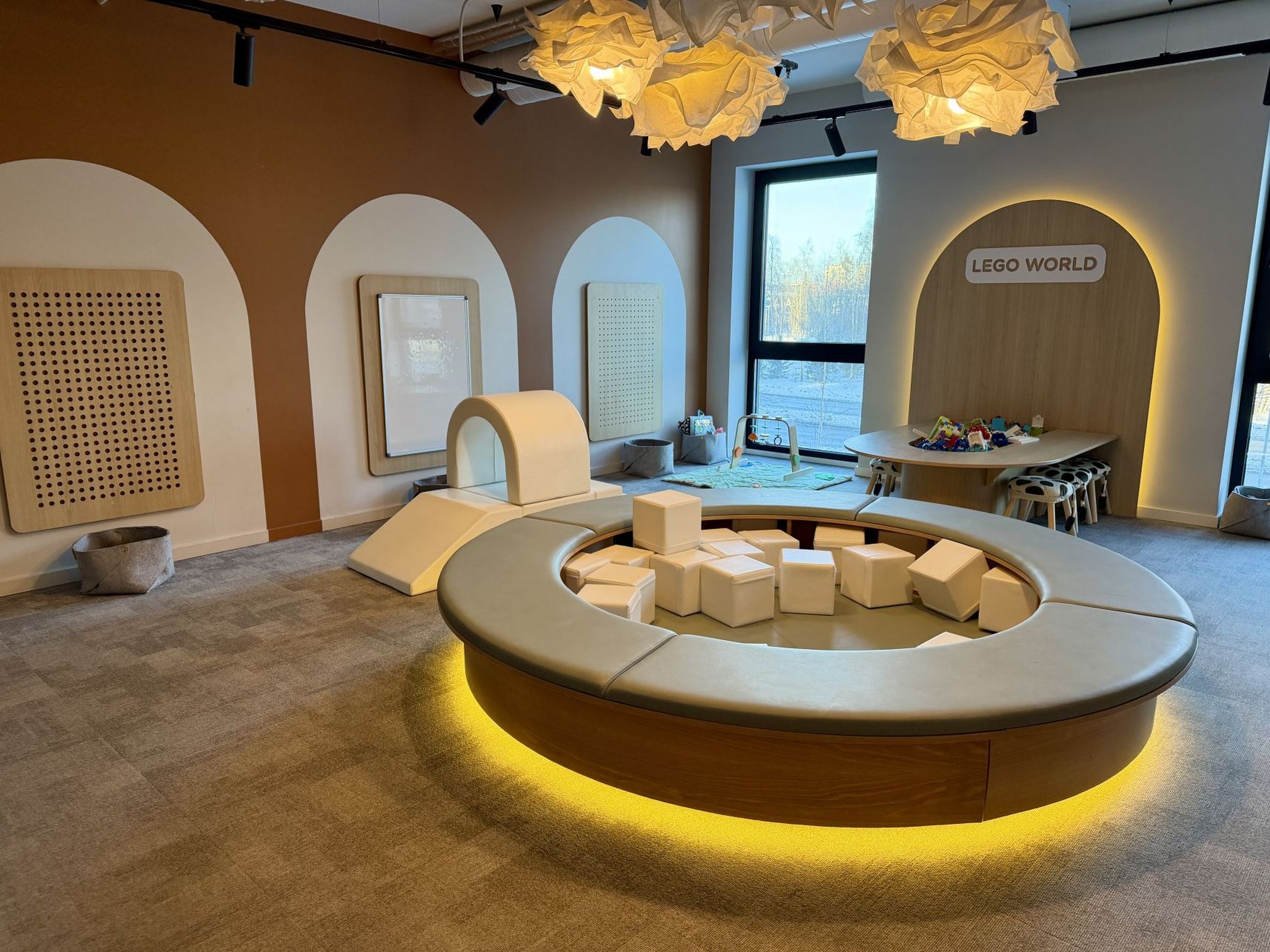 Mängu Saar Rocca stiilne lounge-ala ja arendavad seinamängud