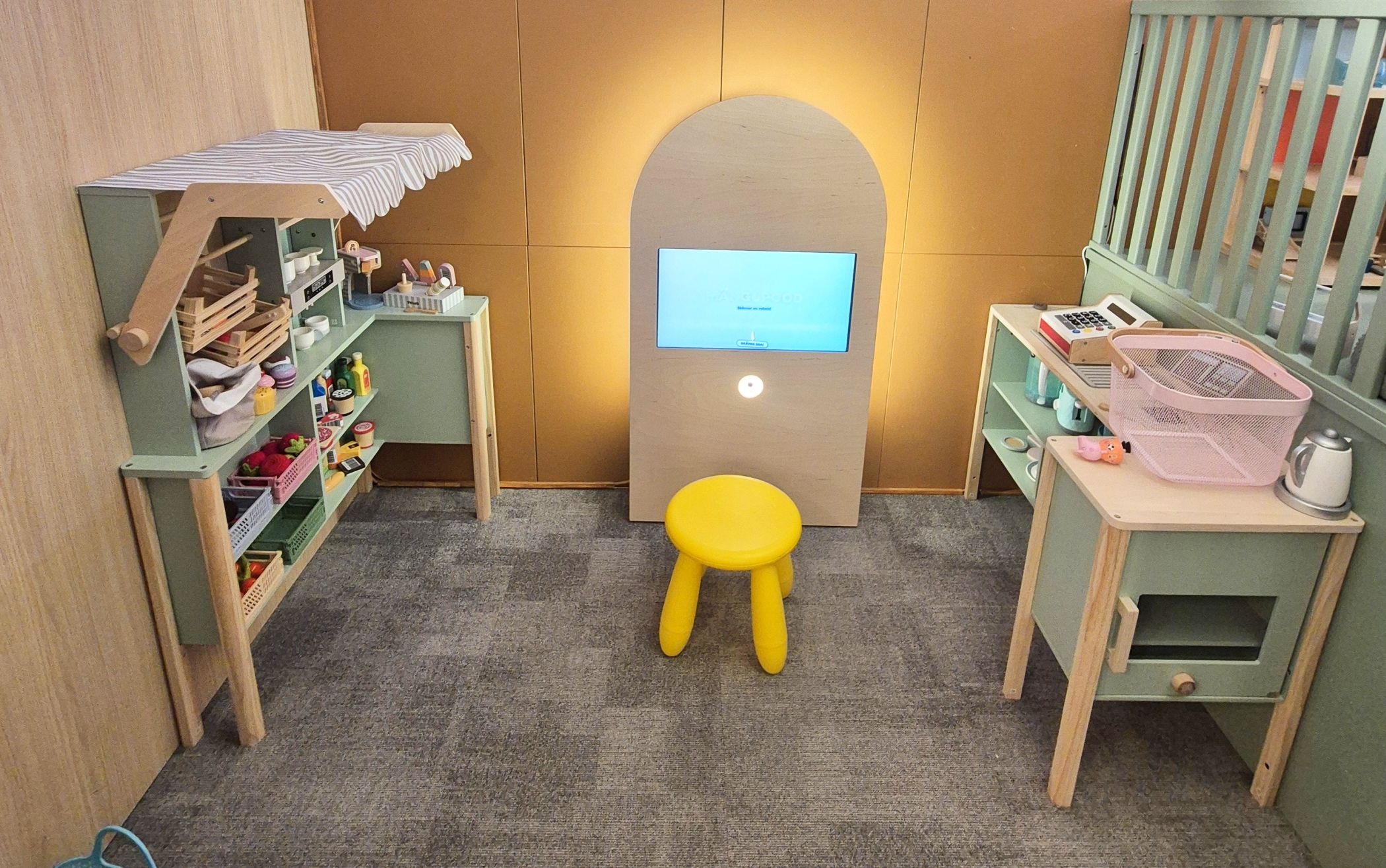 Mängu Saar Rocca nutipood, kus lapsed saavad tooteid skaneerida