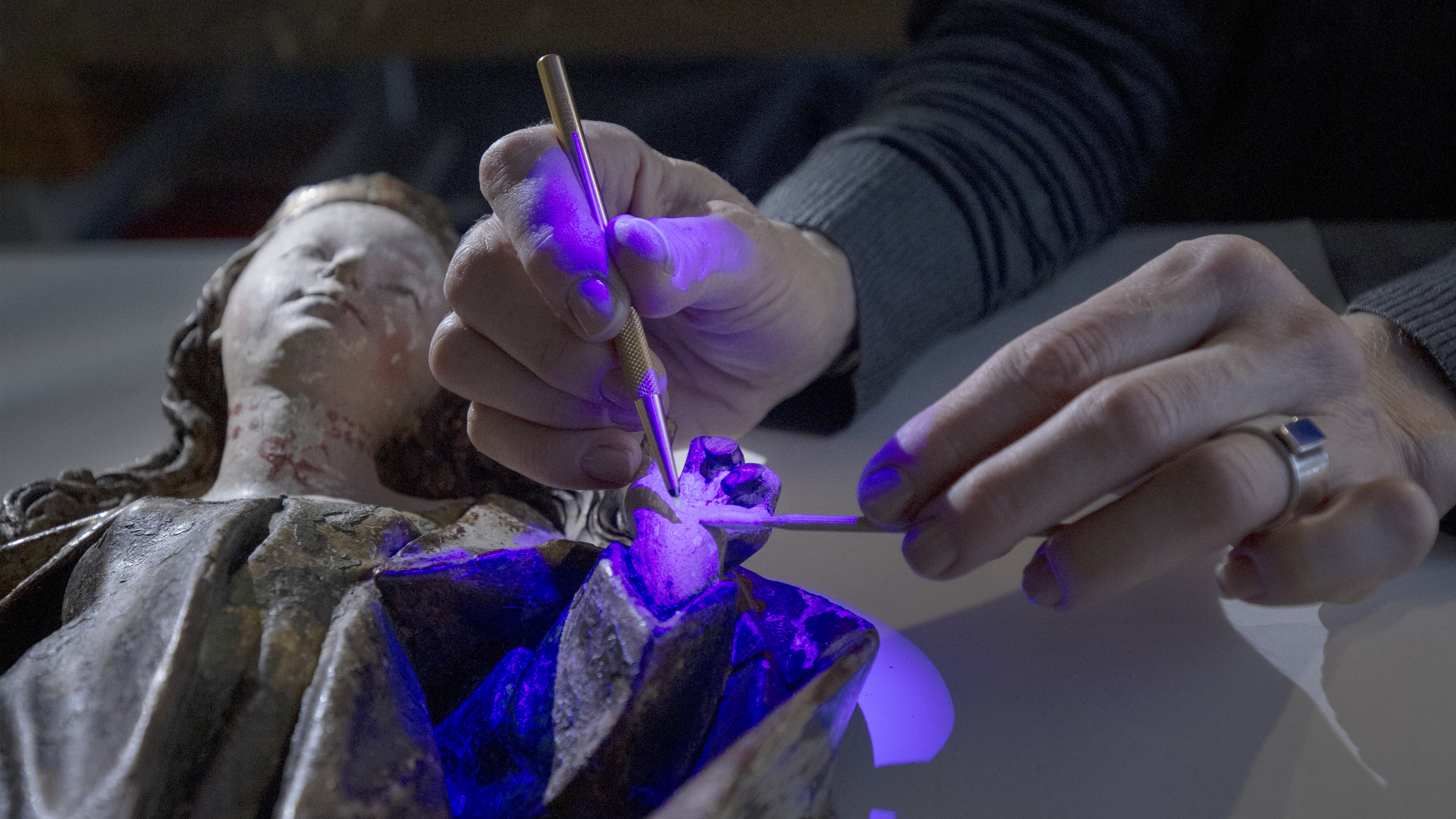 Conservator working at Niguliste