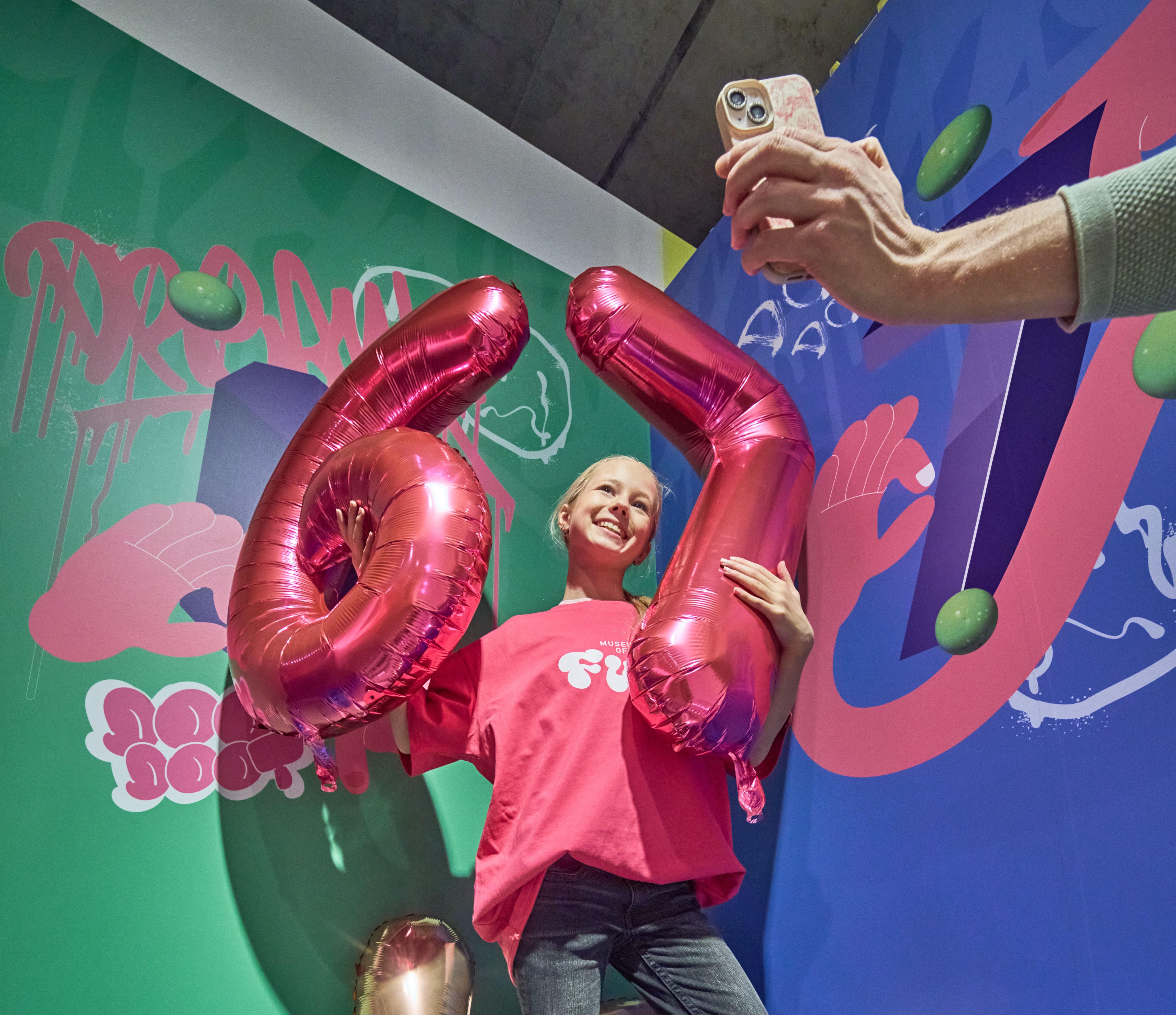 Selfijs muzejā ar eksponātu "Six Seven"