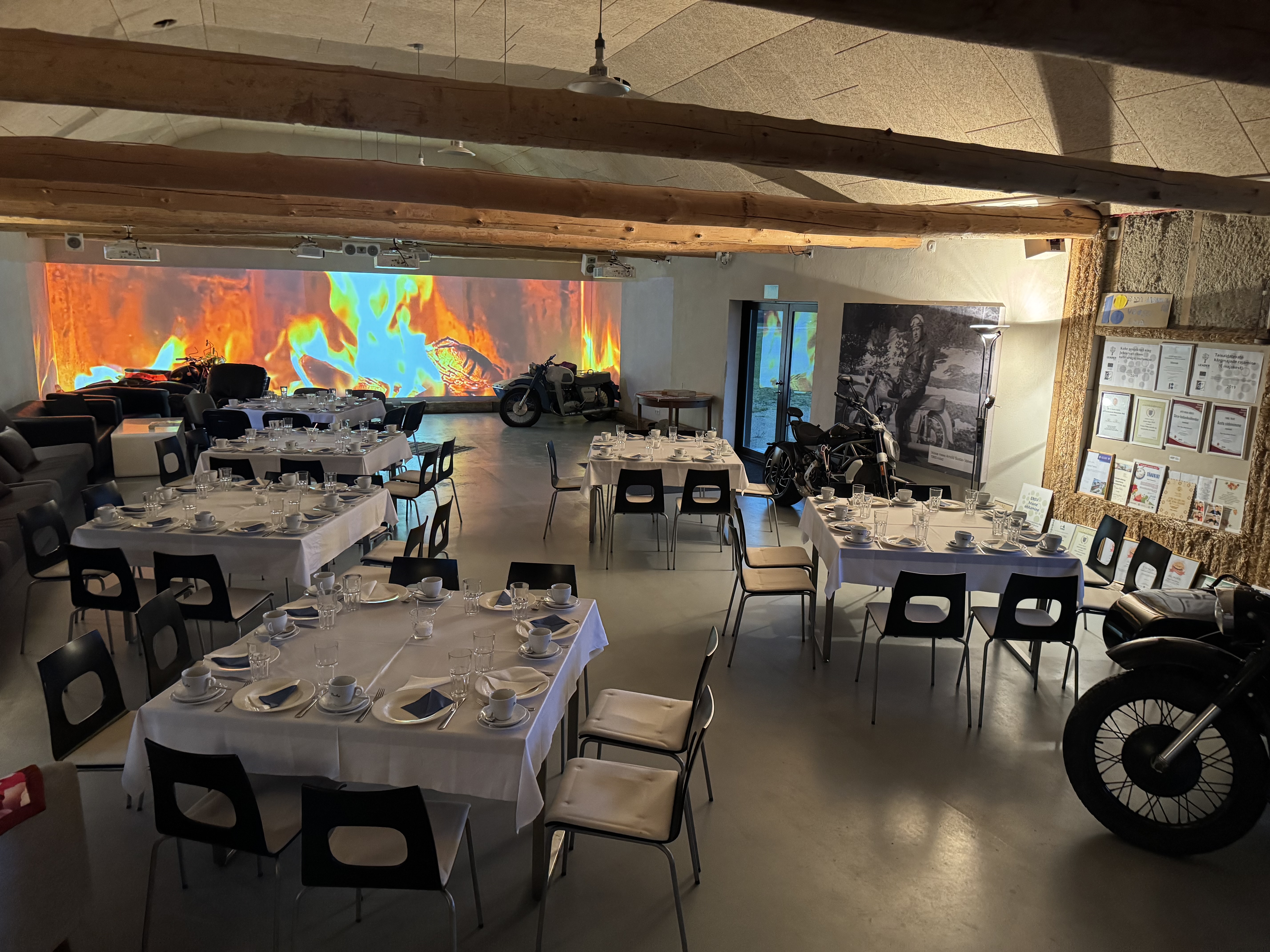 "Voose Päikesekodu" semināru ēkas zāle ar 180 grādu ekrānu