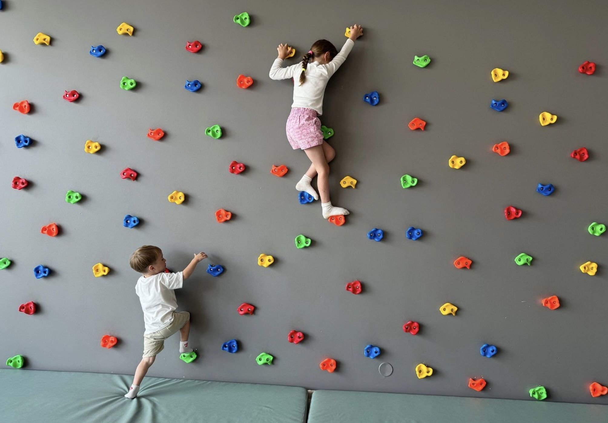 Mängu Saar Lasnamäe värviline ronimissein osavuse arendamiseks