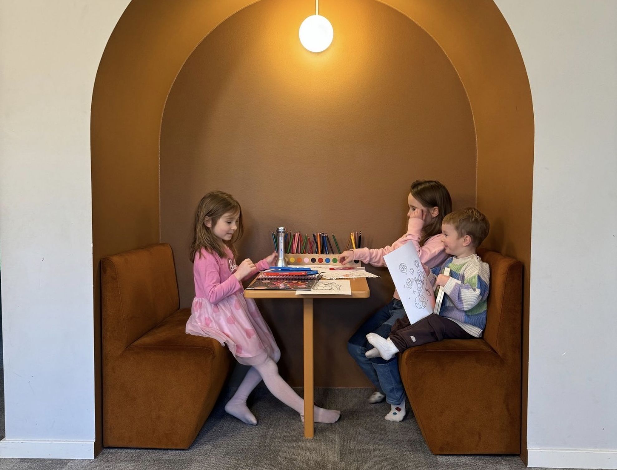 Mängu Saar Rocca hubane nurgake joonistamiseks ja meisterdamiseks