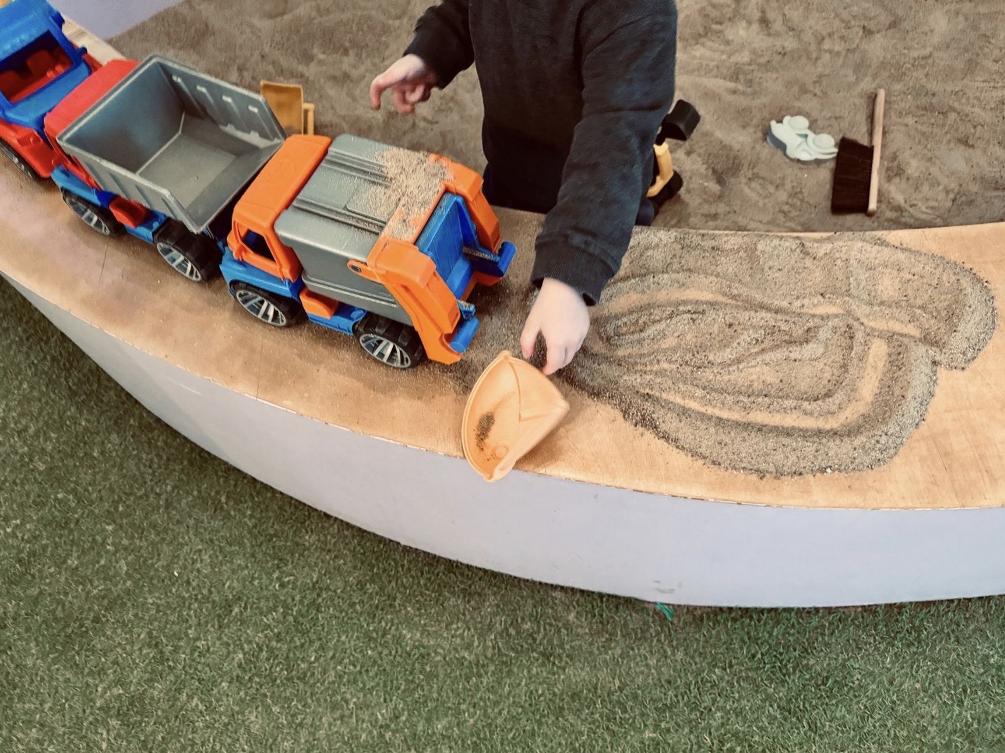 Mängu Saar Kopli mänguala suurte autode ja põneva liivakastiga