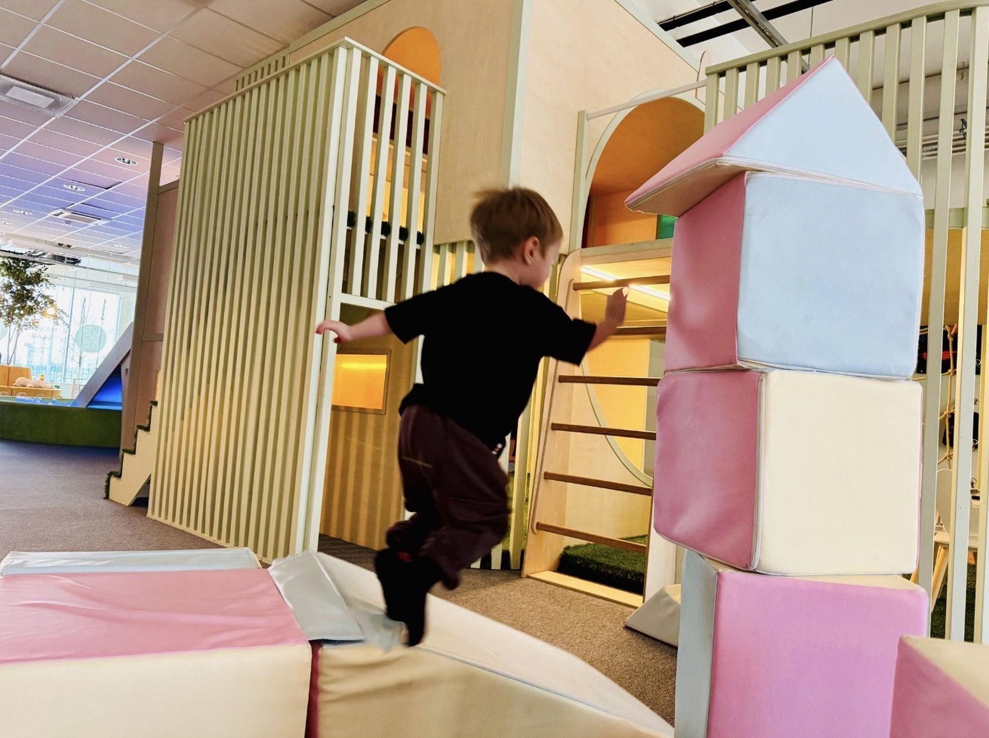 Laps mängimas Mängu Saar Lasnamäe pehmete ehitusklotsidega