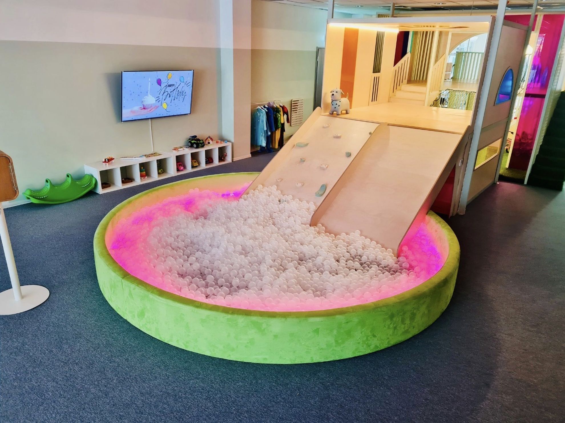 Mängu Saar Lasnamäe pallimeri koos liumäe ja ronimisalaga