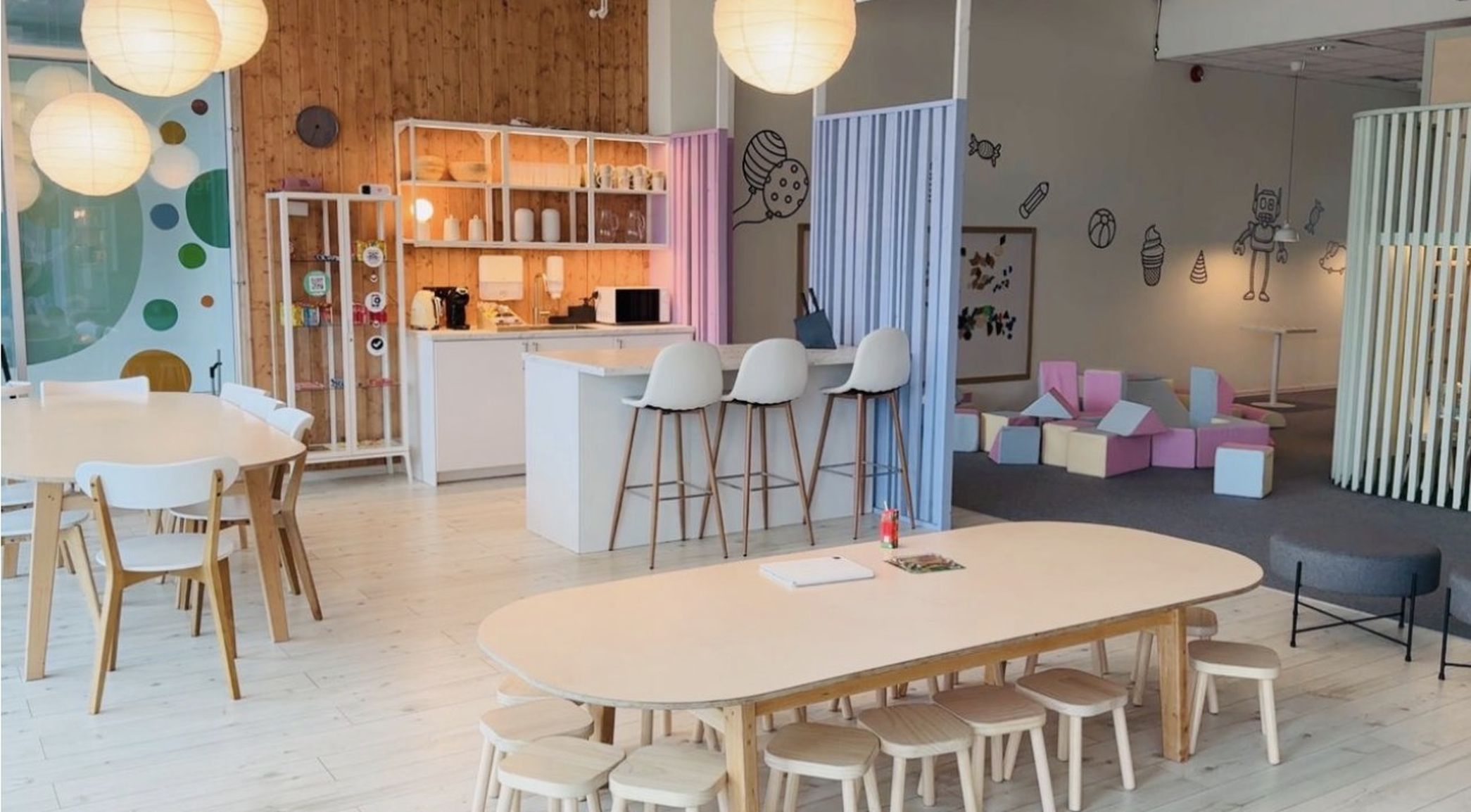 Mängu Saar Lasnamäe valgusküllane kööginurk ja peolaud