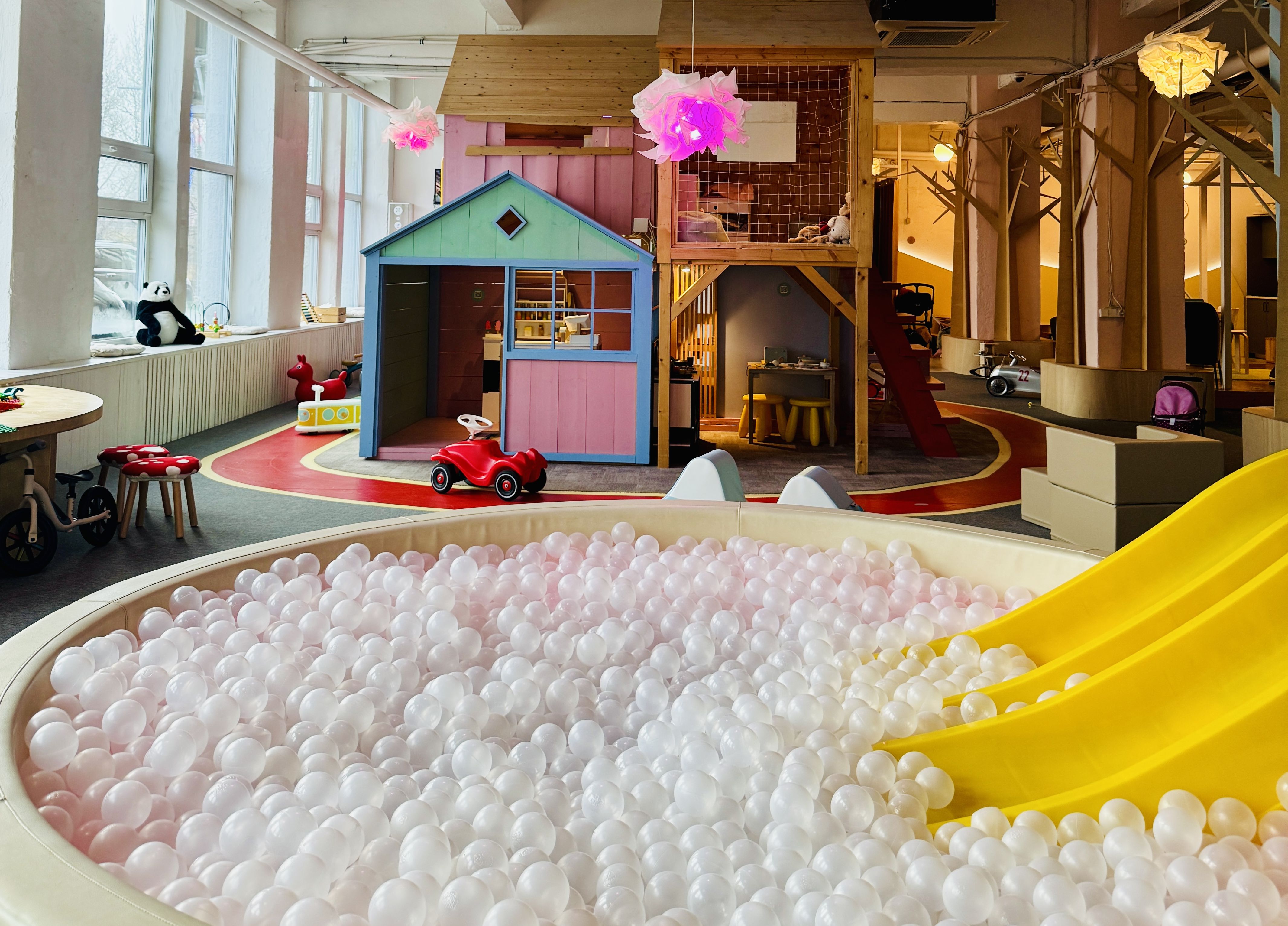 Mängu Saar Kopli tegevusruum koos mängumaja ja suure valge pallimerega