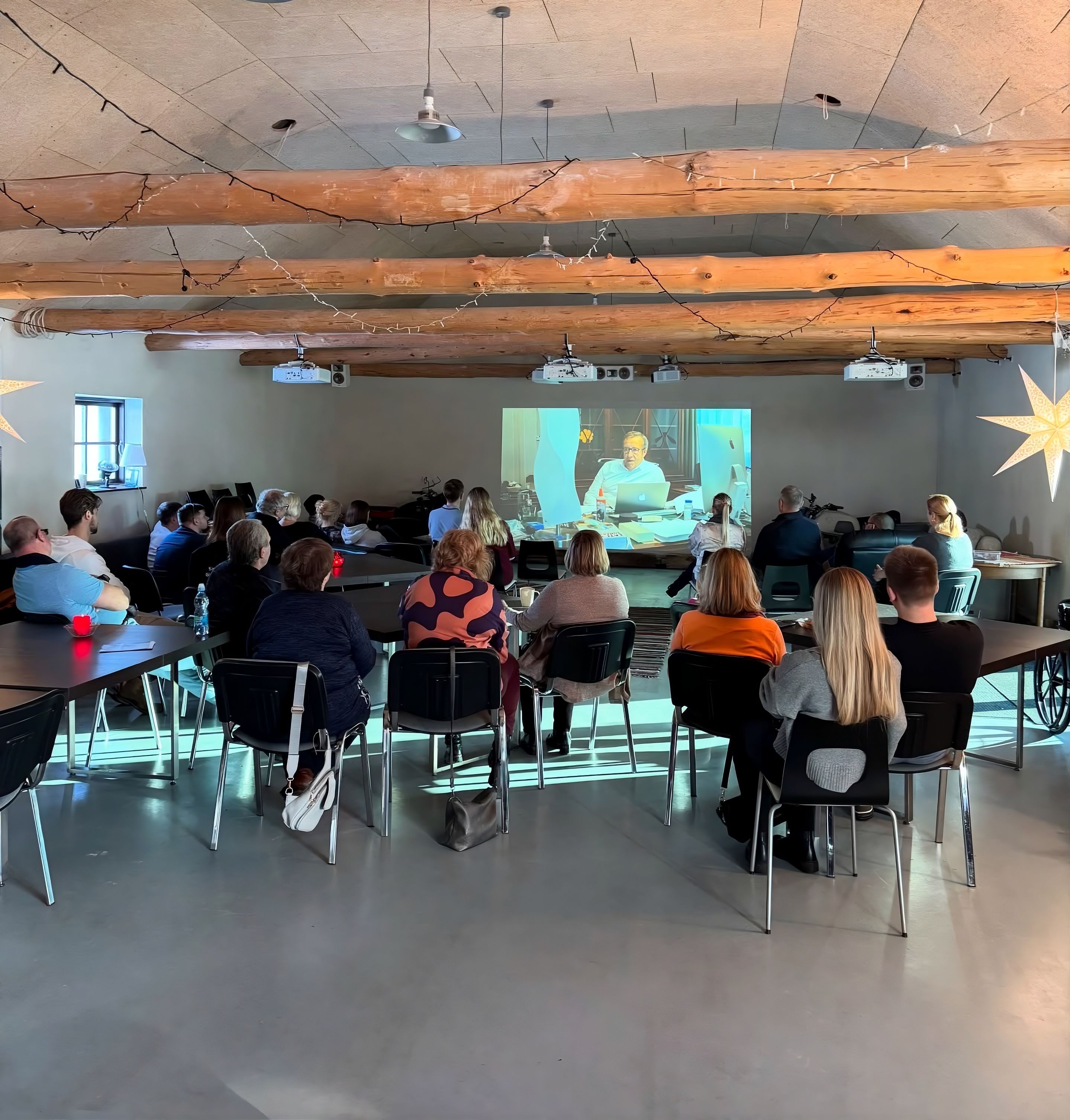 Filmas skatīšanās Voose semināru ēkā