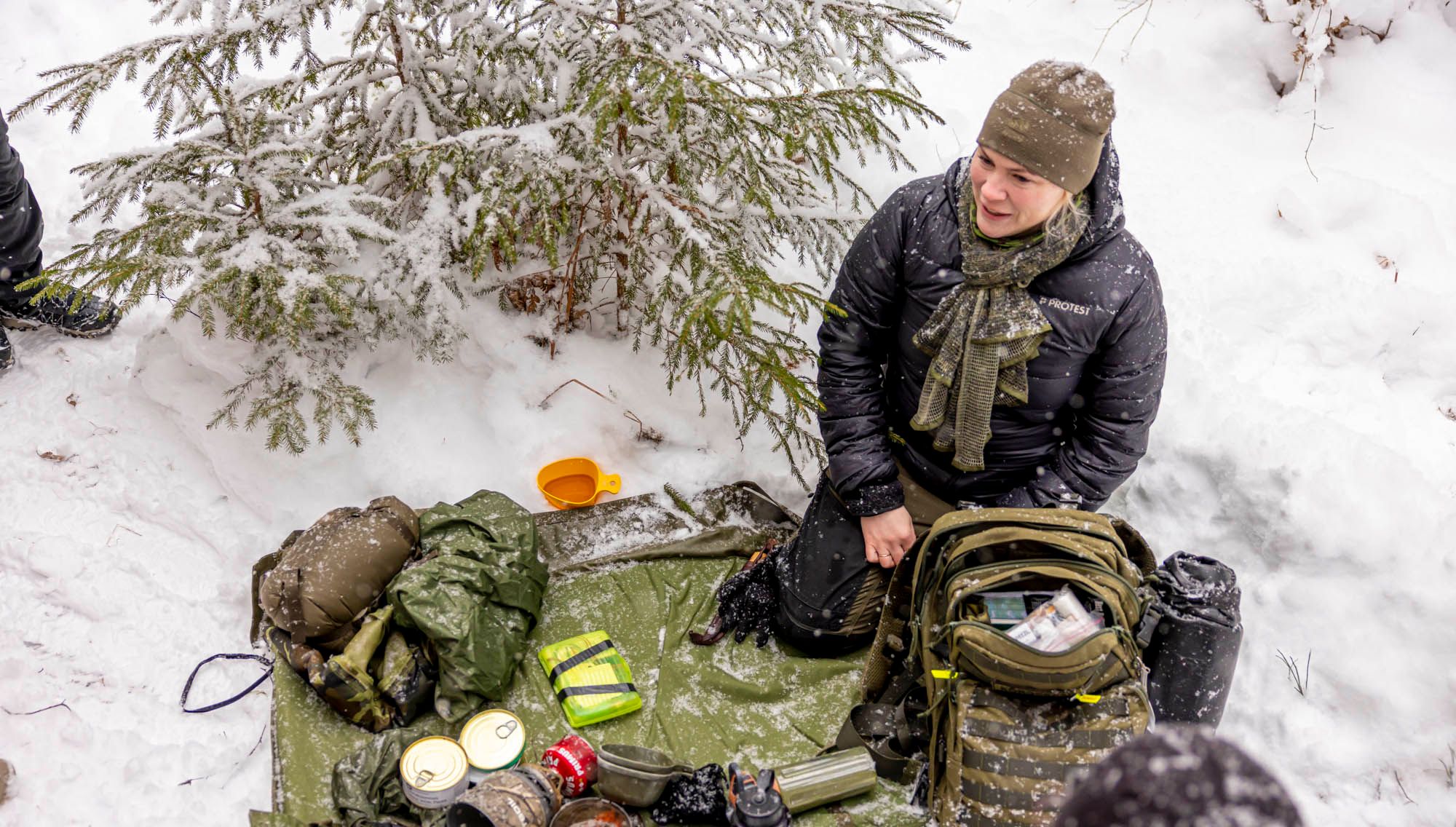 Ausbilder vermittelt Überlebensfähigkeiten im Wald im Winter.