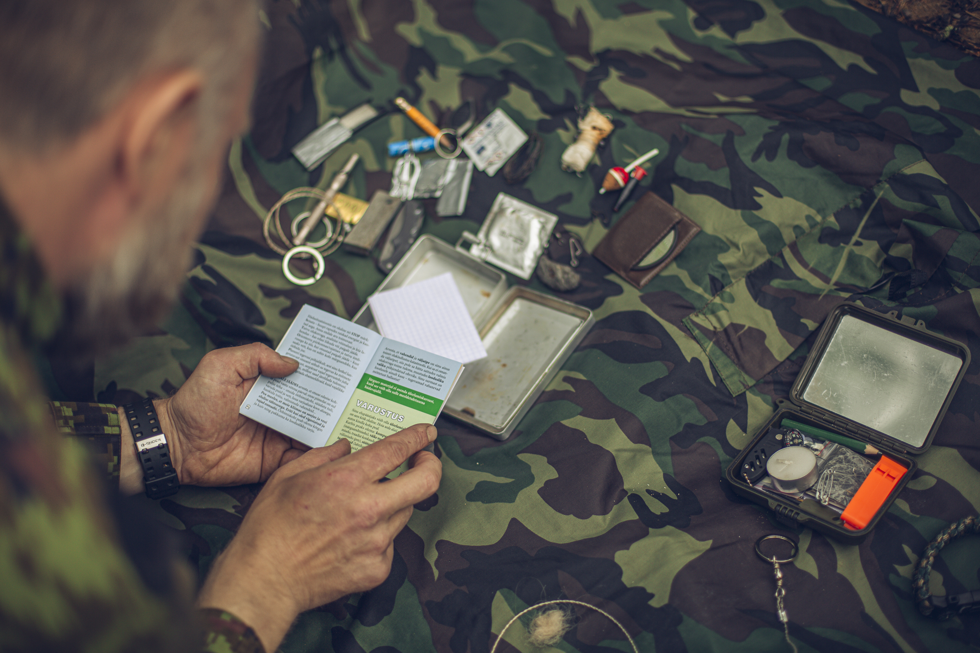 Ausbilder stellt den Inhalt des Überlebenspakets vor.