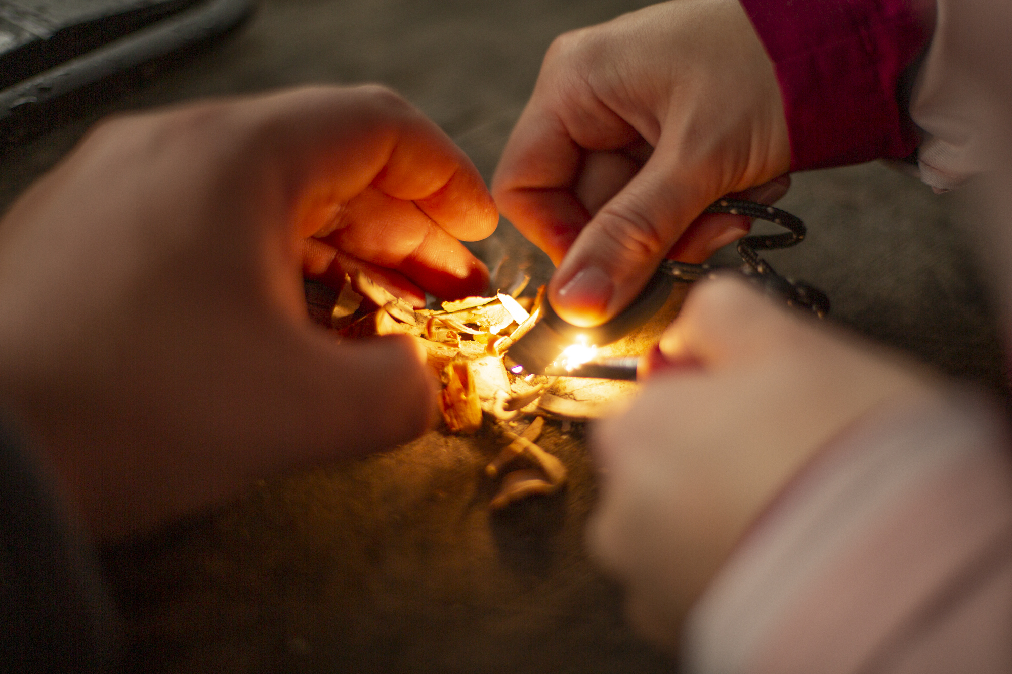 Feuer machen mit Feuerstahl am Lagerfeuerplatz