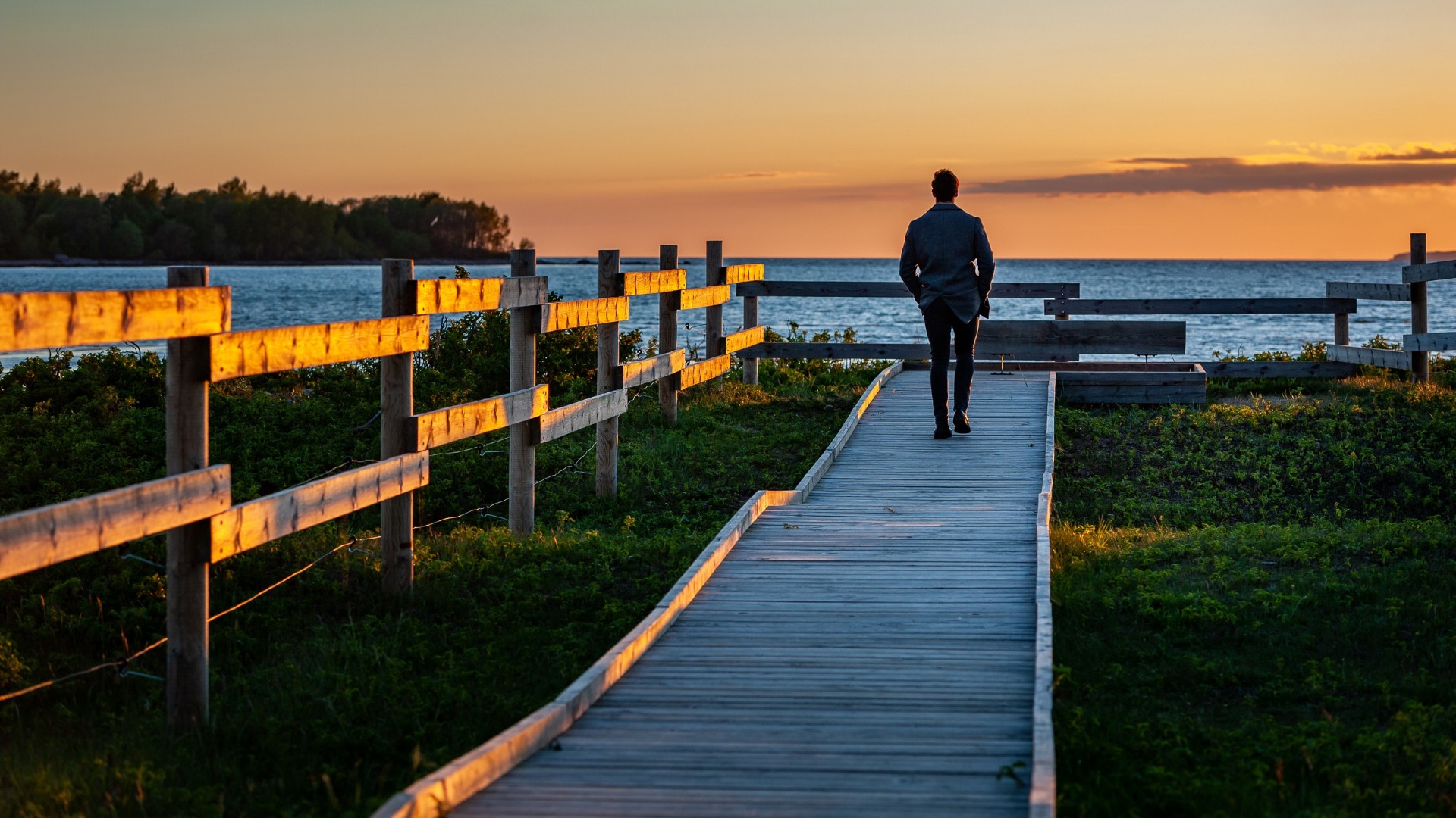 Inimene kõndimas päikeseloojangul Paljassaare poolsaarel