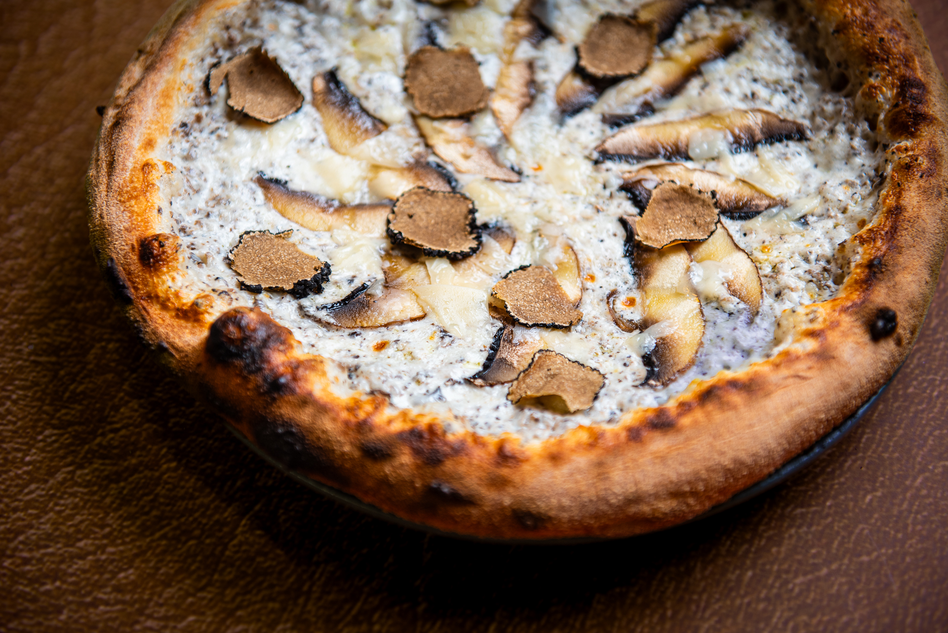 Väike Itaalia Trattoria trühvli pizza