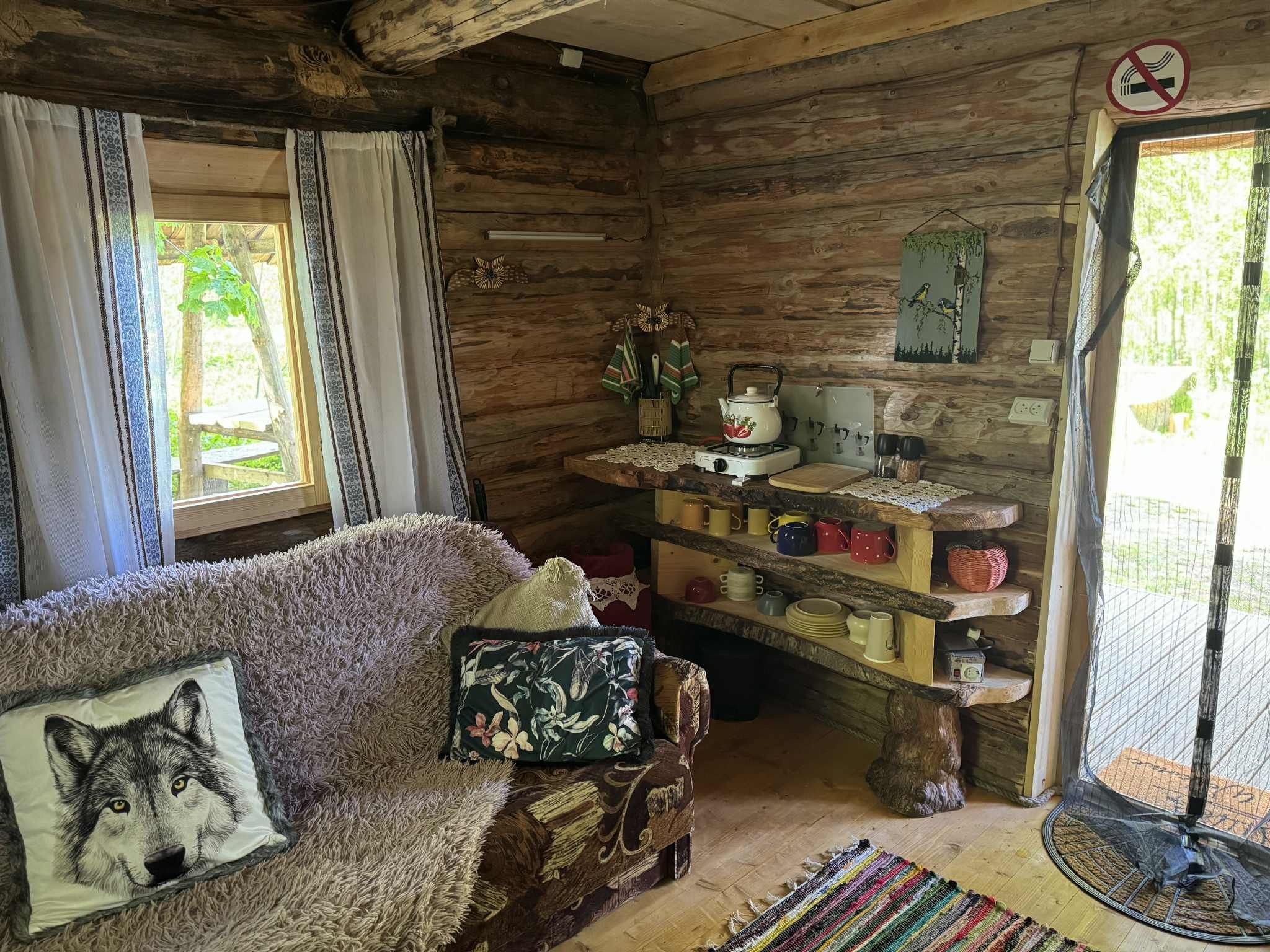 Onni interjöör diivani ja kööginurgaga