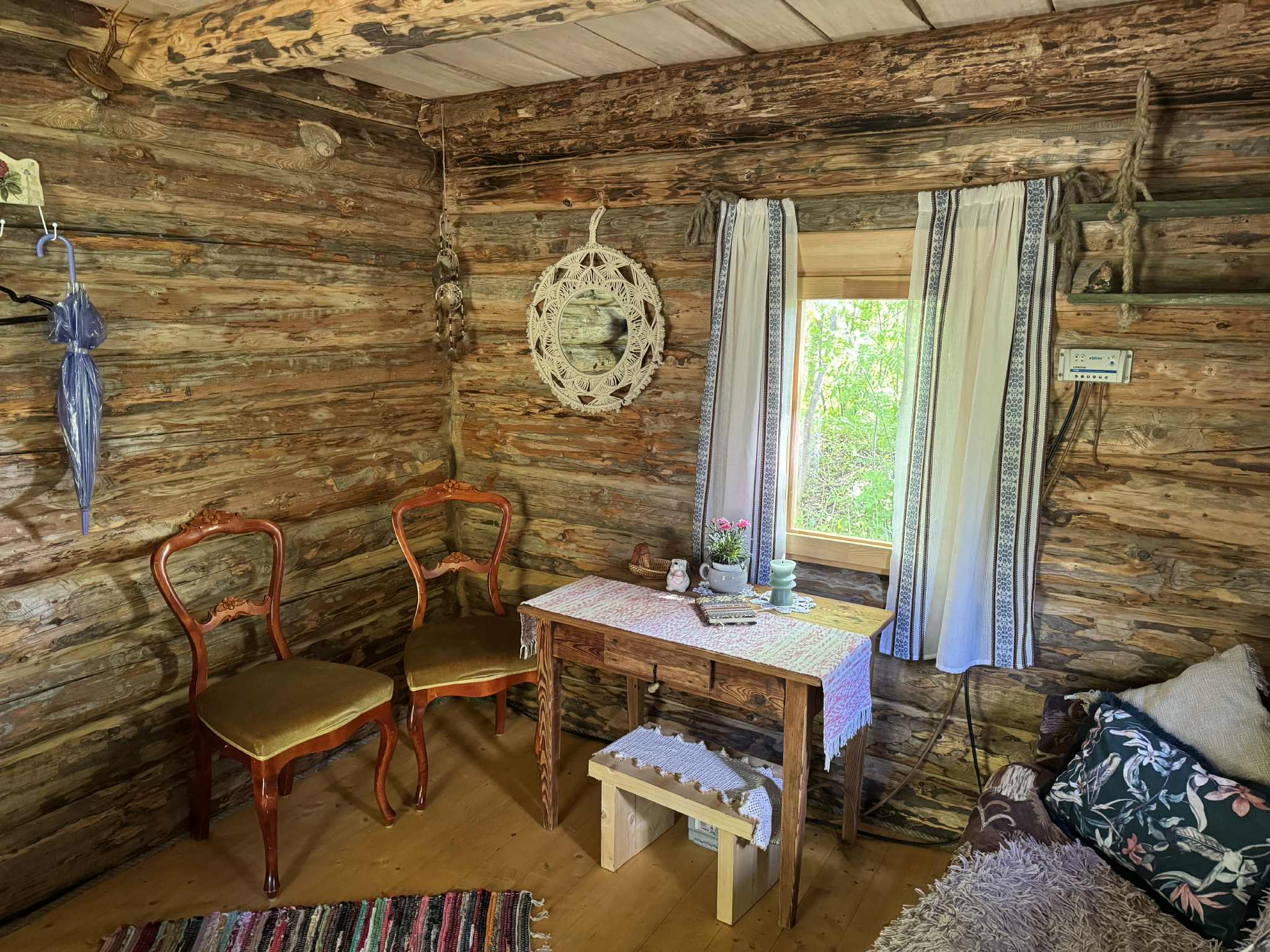 Maalähedane onn väikese laua ja aknaga