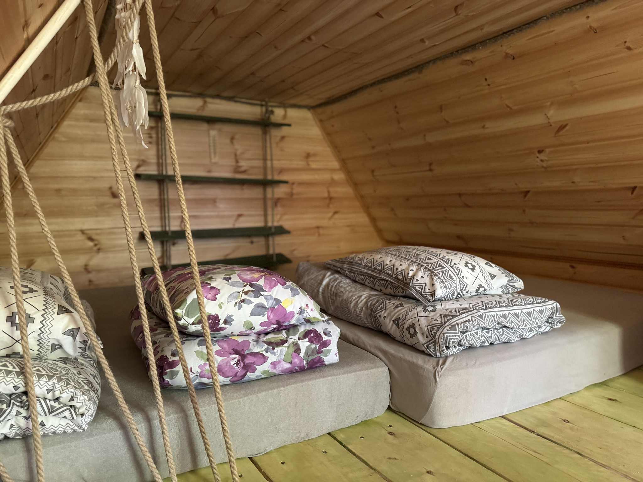 Magamisala madratsite ja voodipesudega