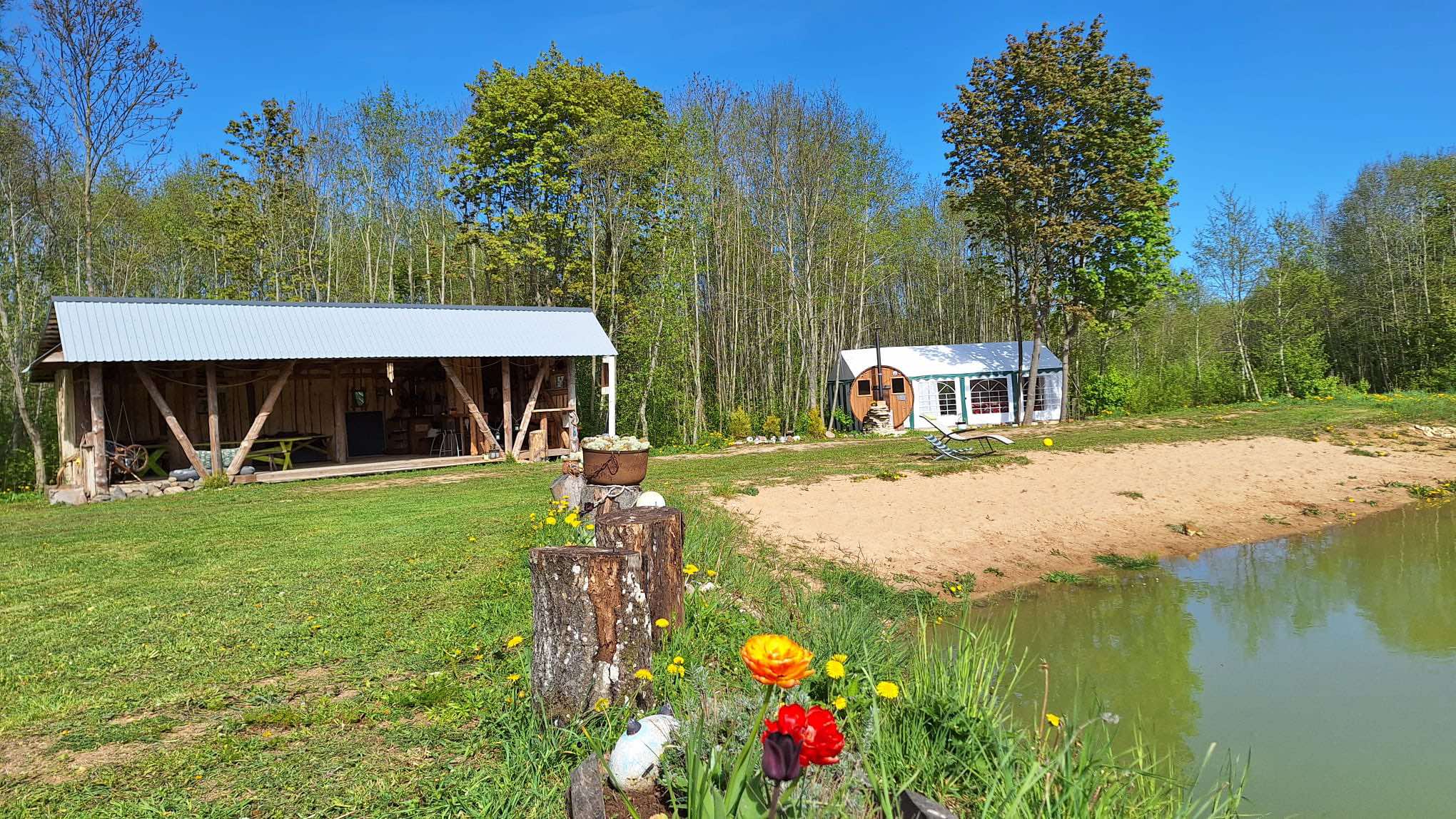 Katusealune ja saun tiigi ääres