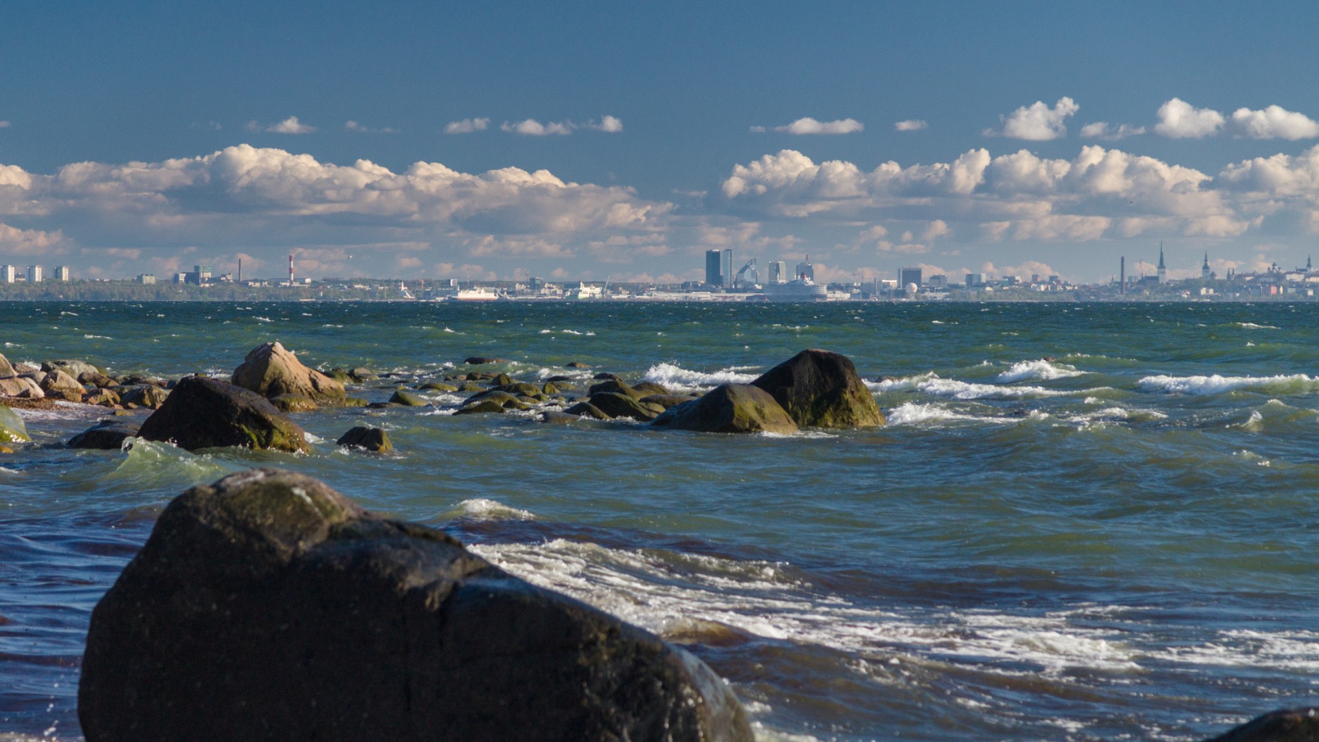 Blick über das Meer auf die Tallinner Skyline