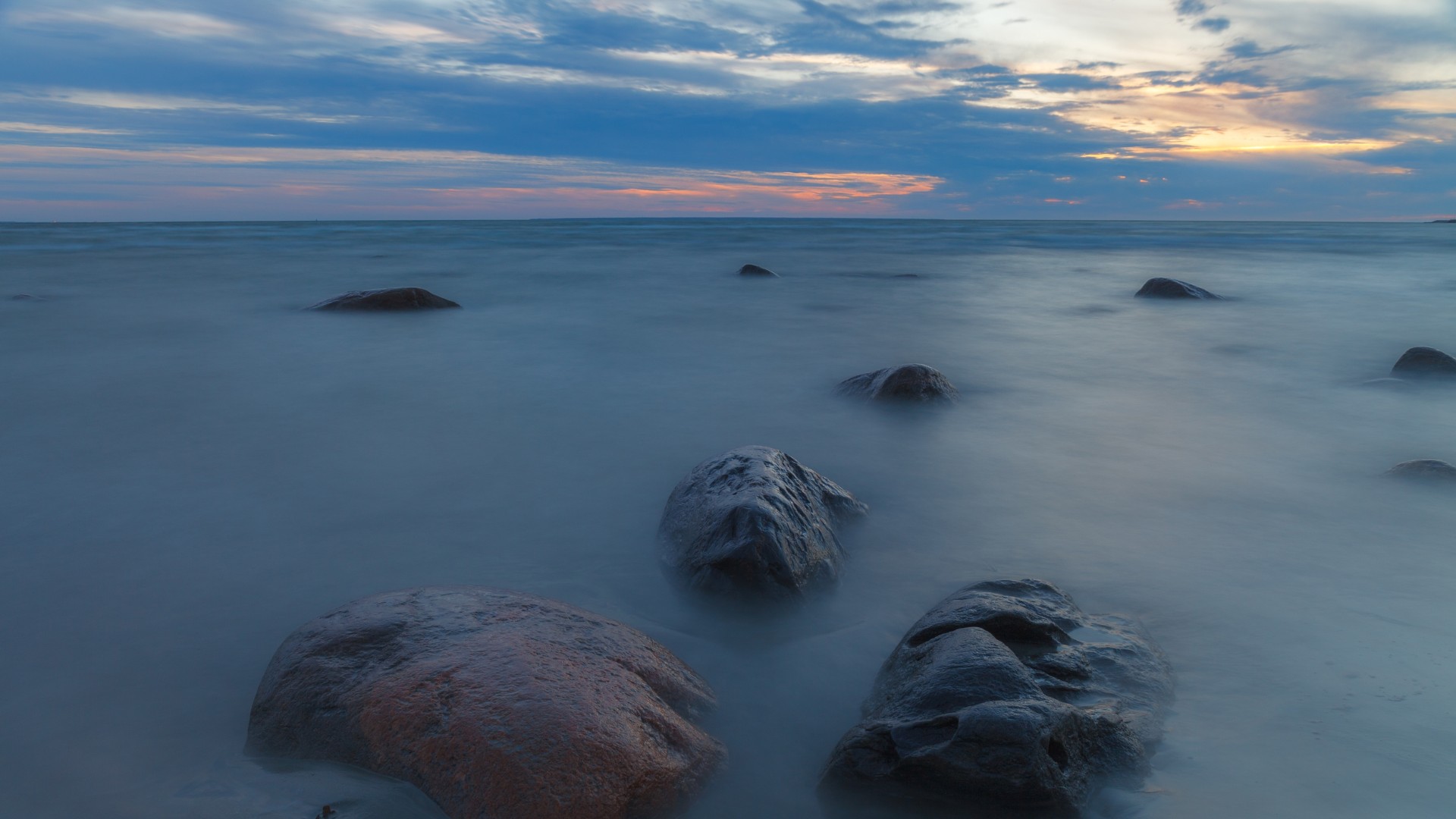 Nebliger Meerblick mit Felsen im Wasser
