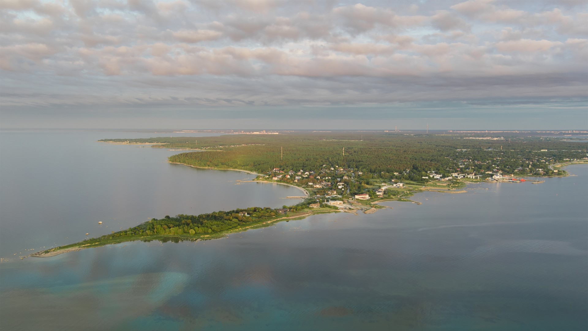 Drohnenansicht der Halbinsel Viimsi und des umliegenden Meeres