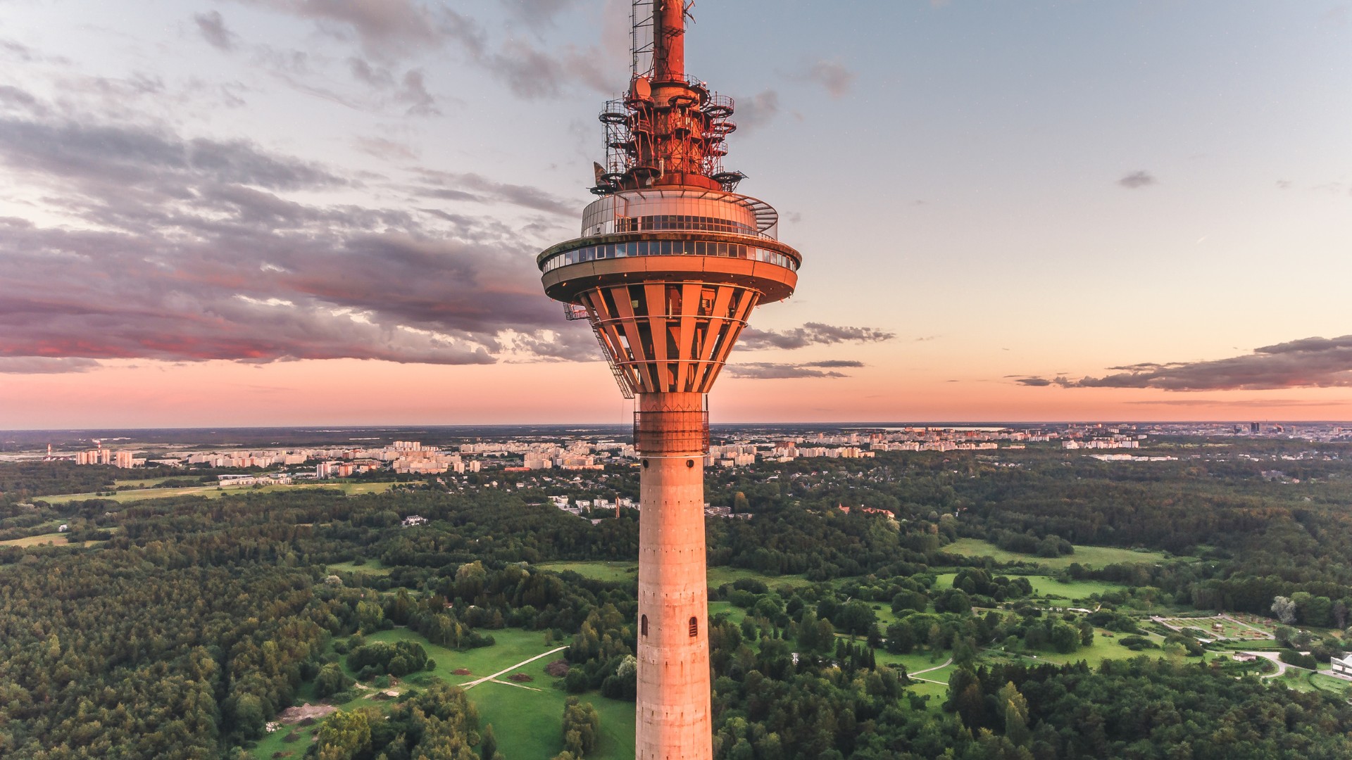 Vaade Tallinna teletornile ja ümbritsevale metsale