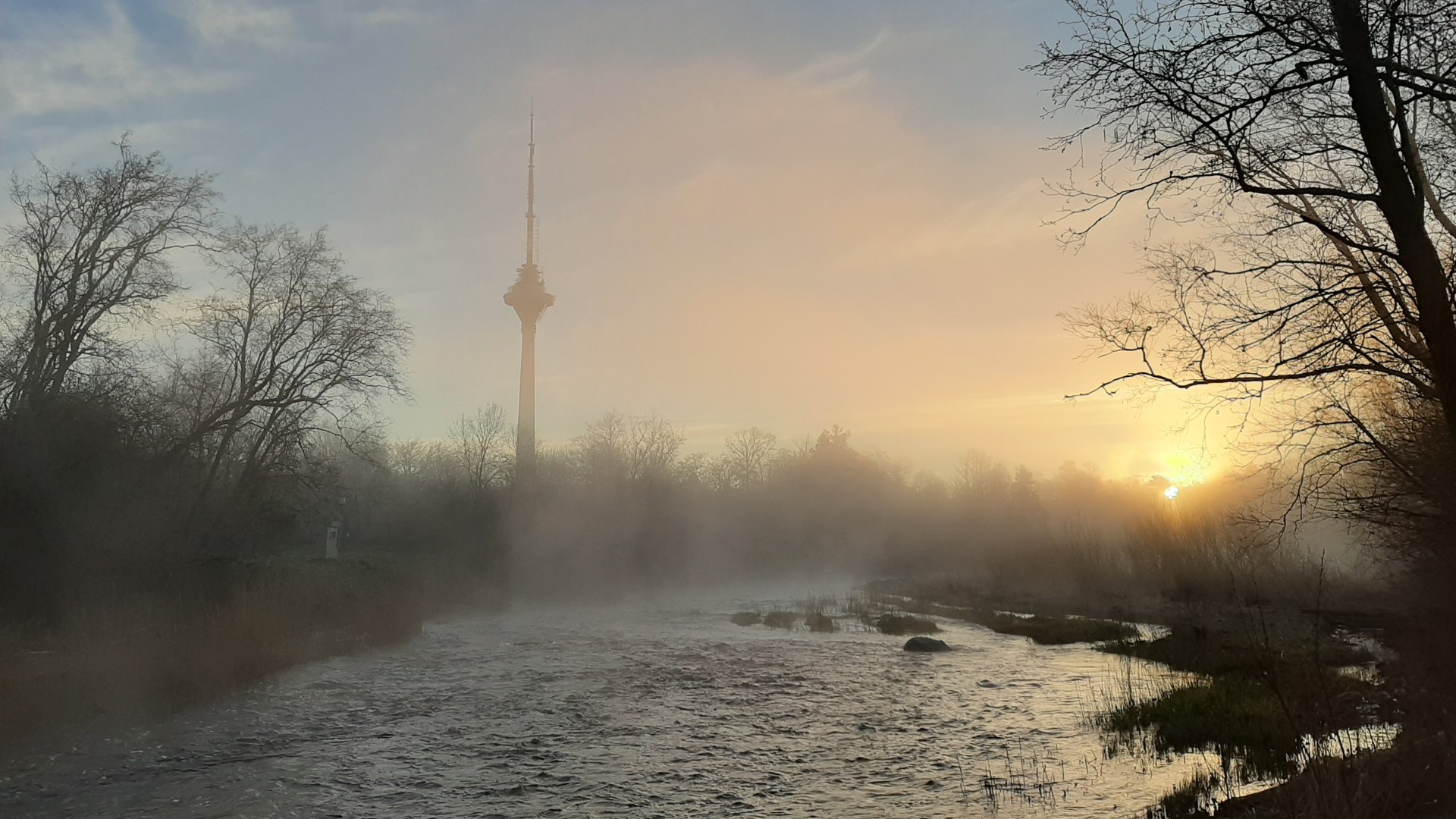 Tallinna teletorn ja Pirita jõgi hommikuudus