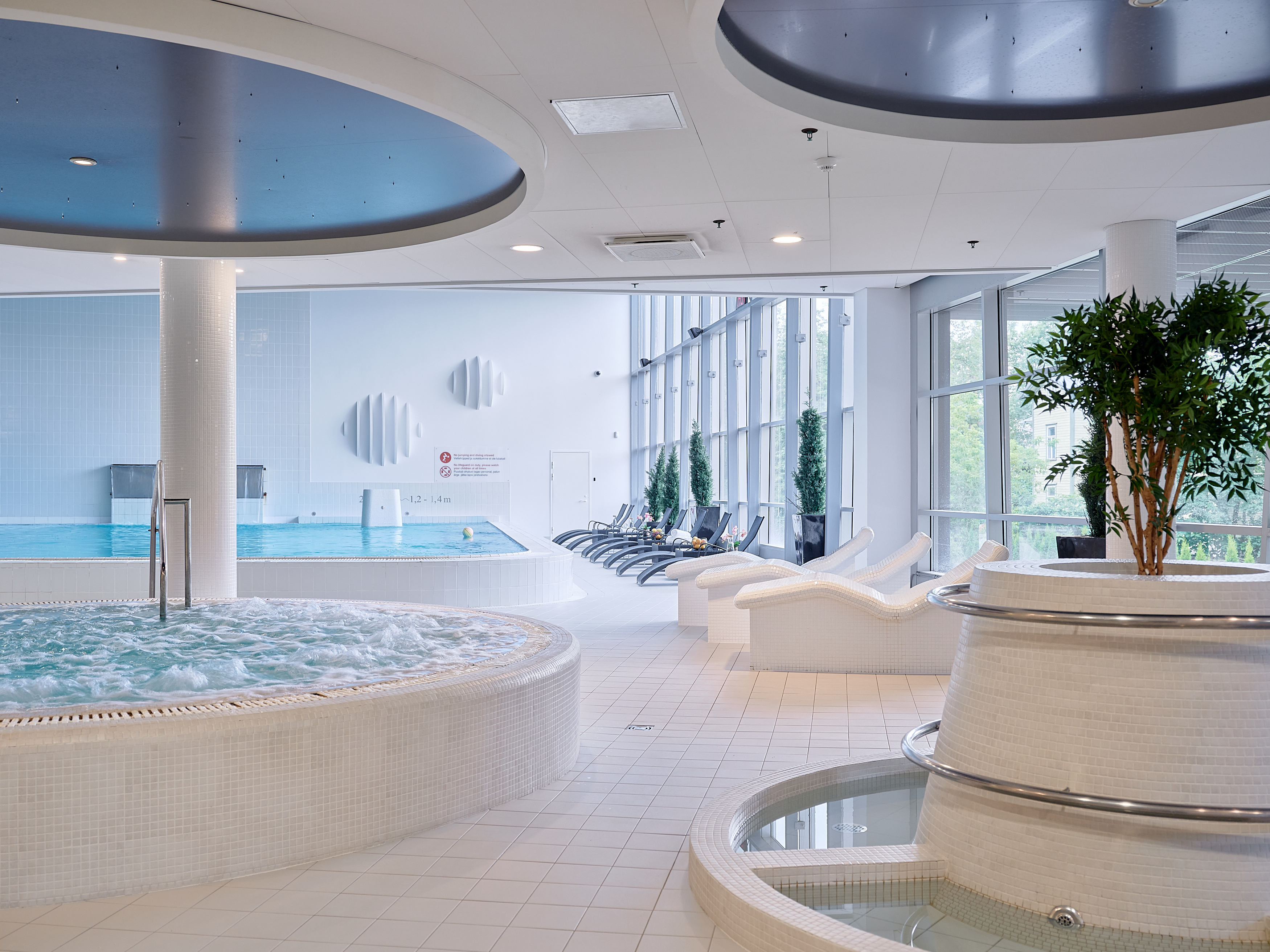 Meriton Wellness Spa atrodas viesnīcas "Park Inn by Radisson Meriton Conference & Spa Hotel Tallinn" otrajā stāvā. Spa pakalpojumu klāsts ietver frizi