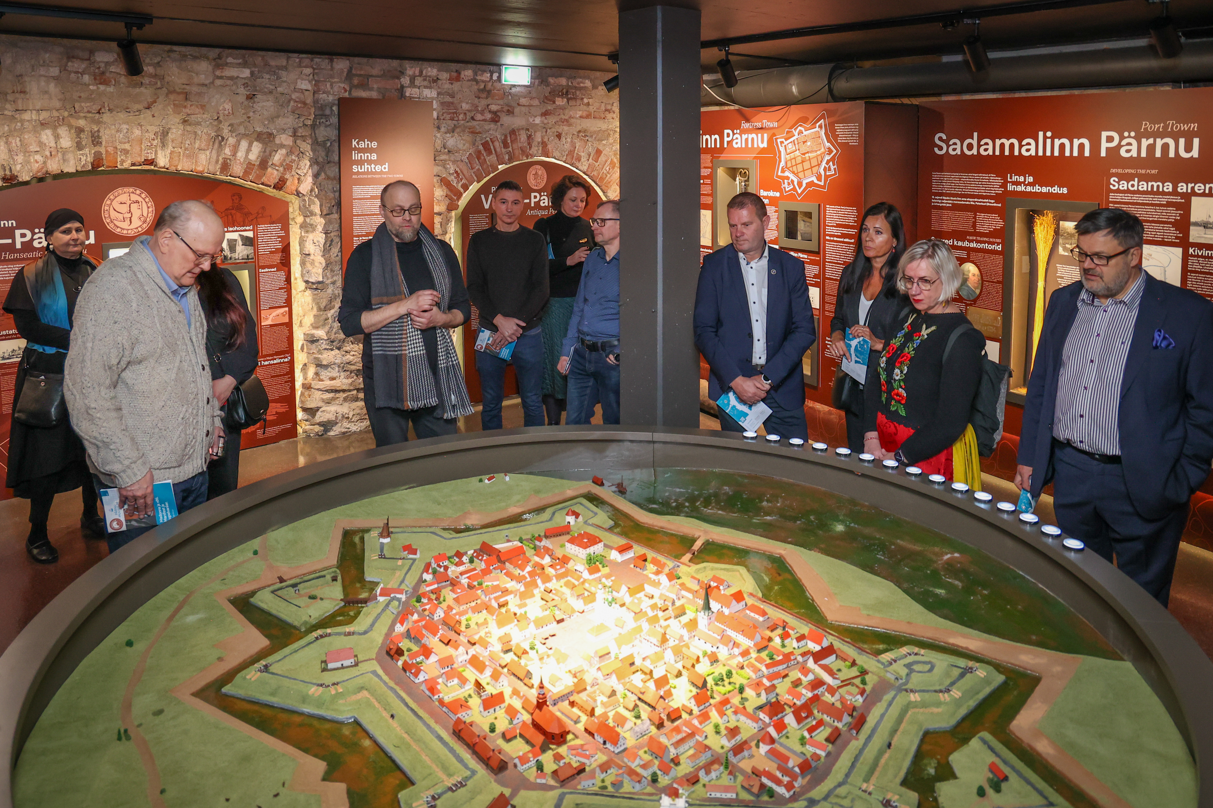 Uue püsinäituse saal "Kahe linna lugu" Pärnu Muuseumis