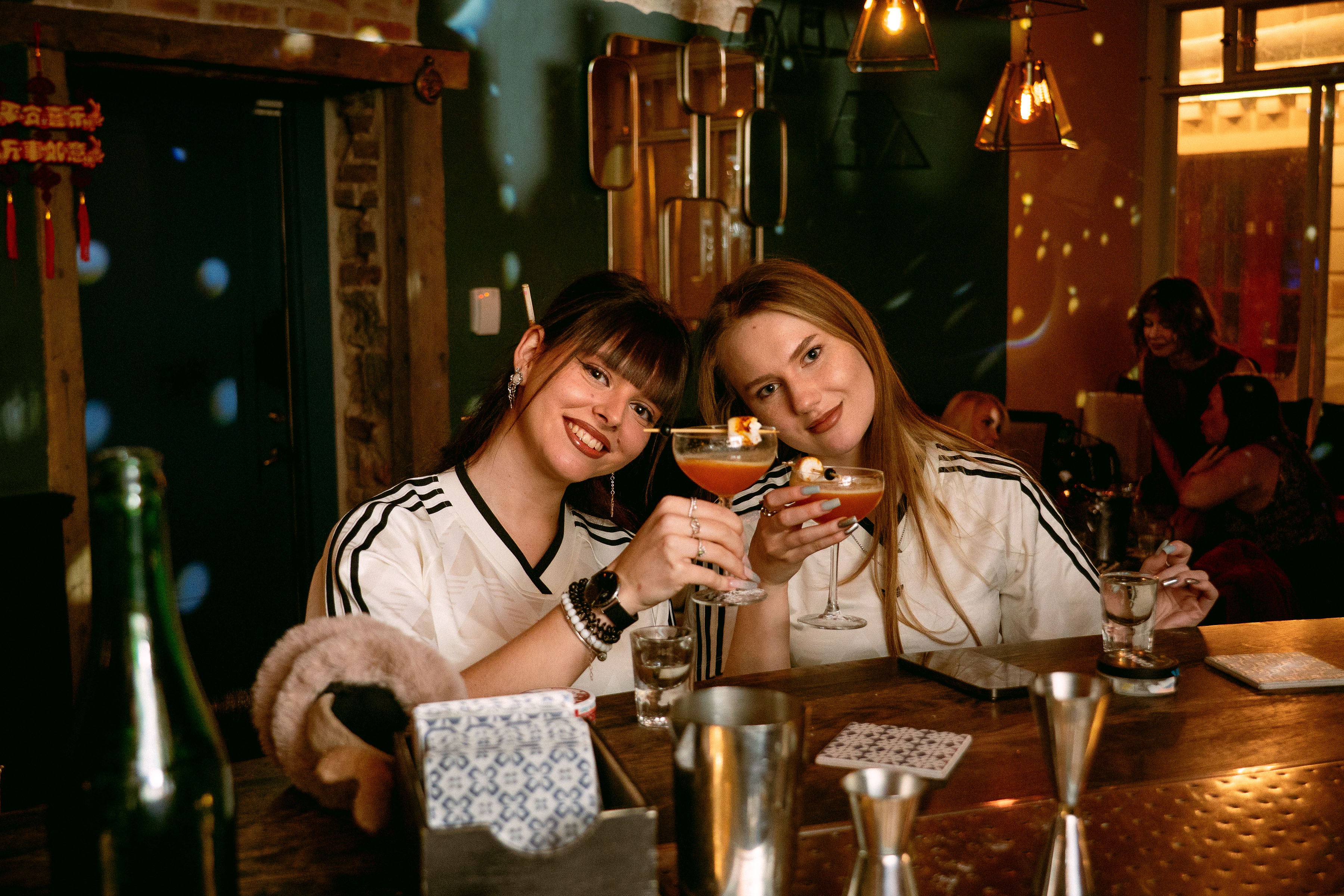 Menschen genießen Cocktails.