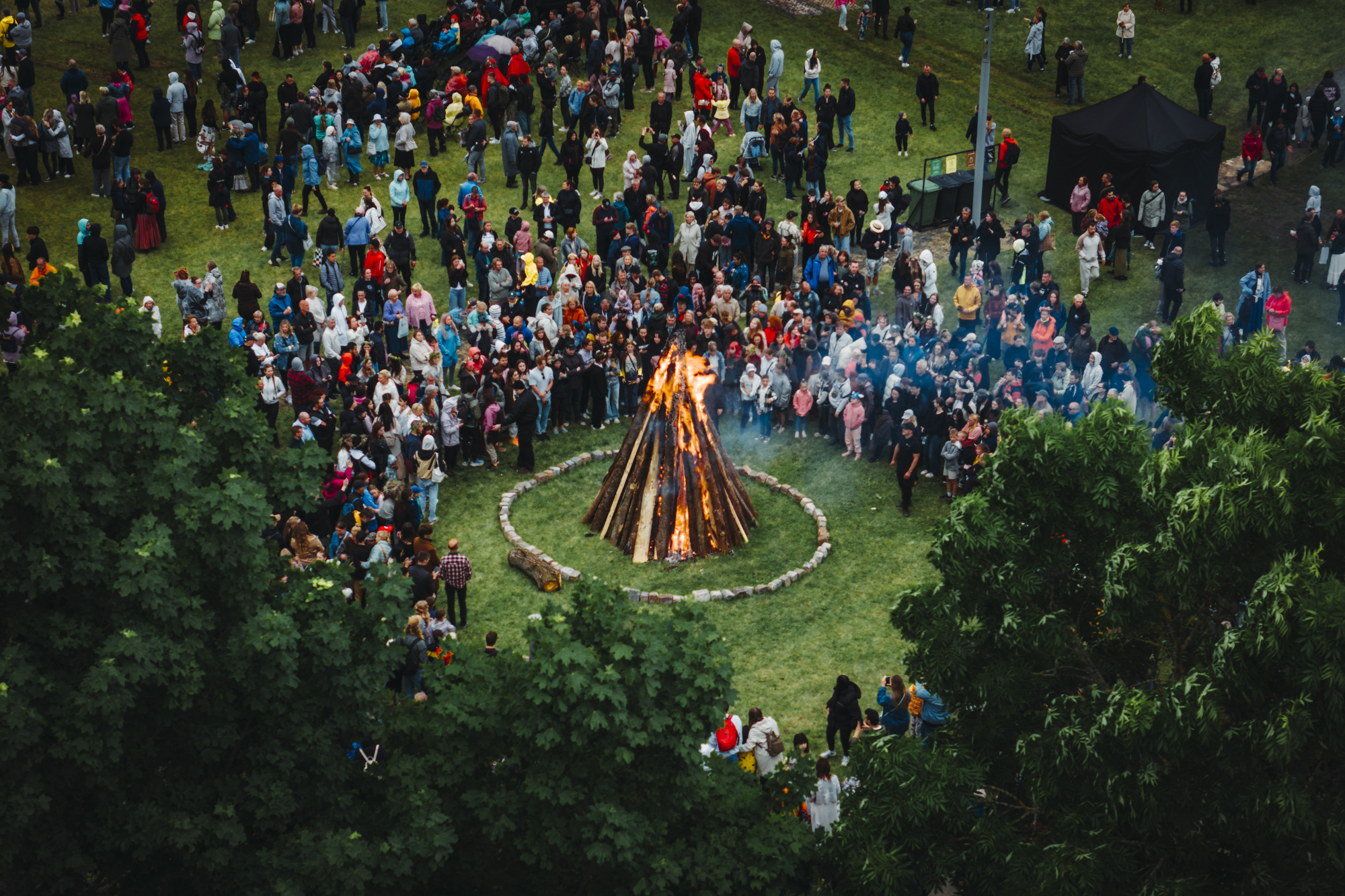 Tartu pilsēta aicina Tartu iedzīvotājus un visus draugus uz Jāņu dienu Igaunijas Nacionālā muzeja āra teritorijā Rādi ezera krastā. Tas ir ikgadējs va