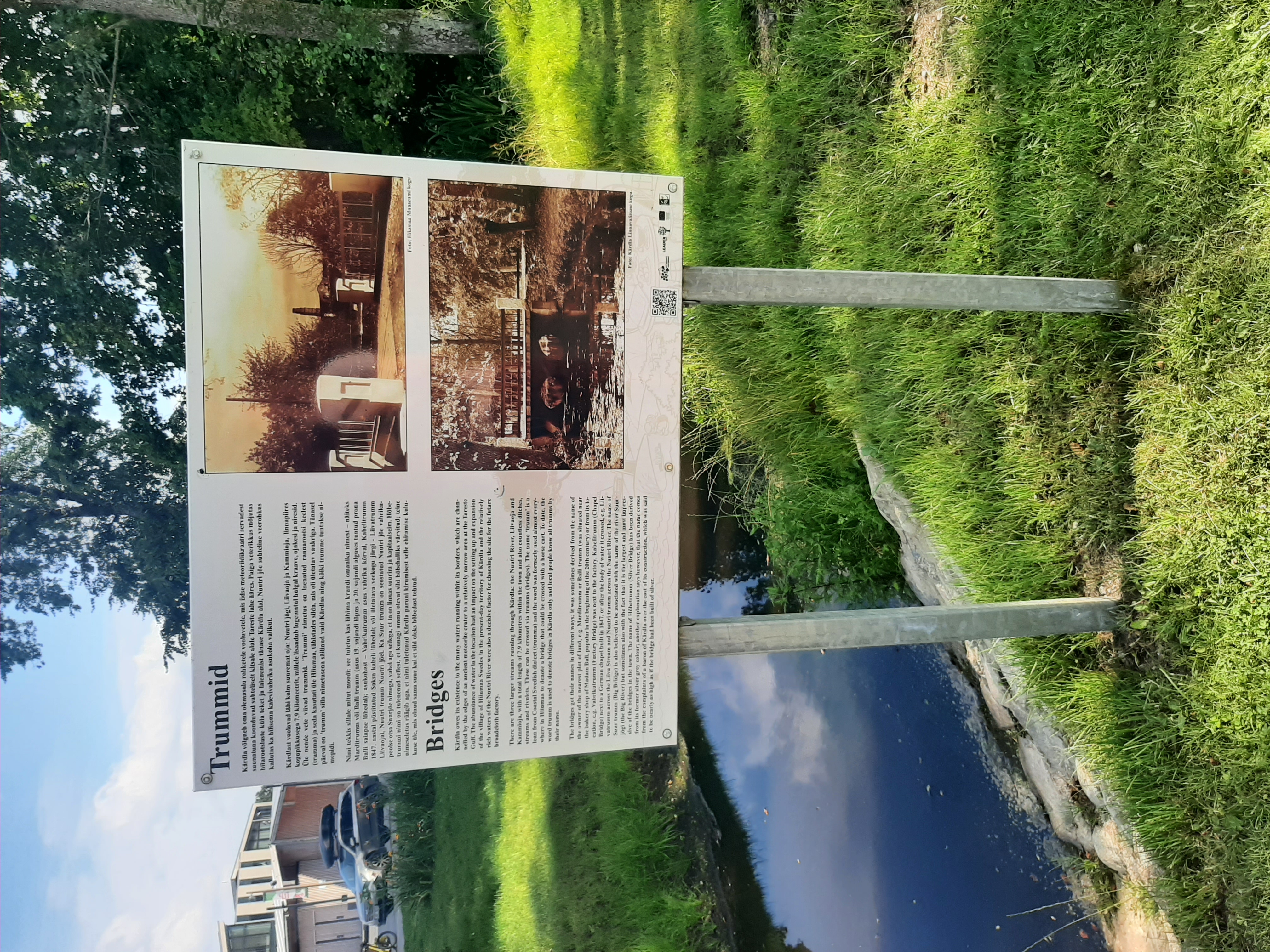 Trummide infotahvel Kärdla Kultuurikeskuse ees