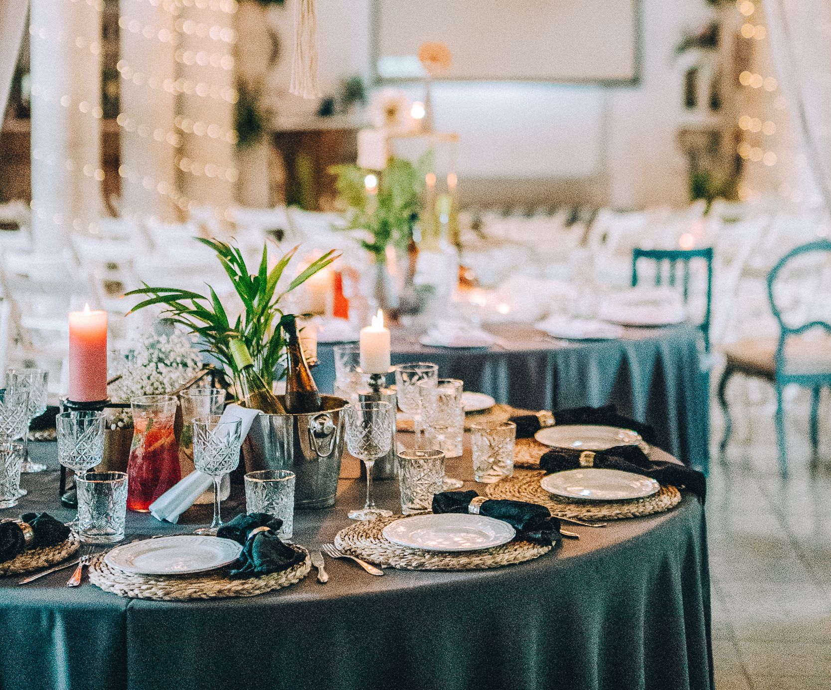 Padise Kastelli sammassaali ümarad lauad