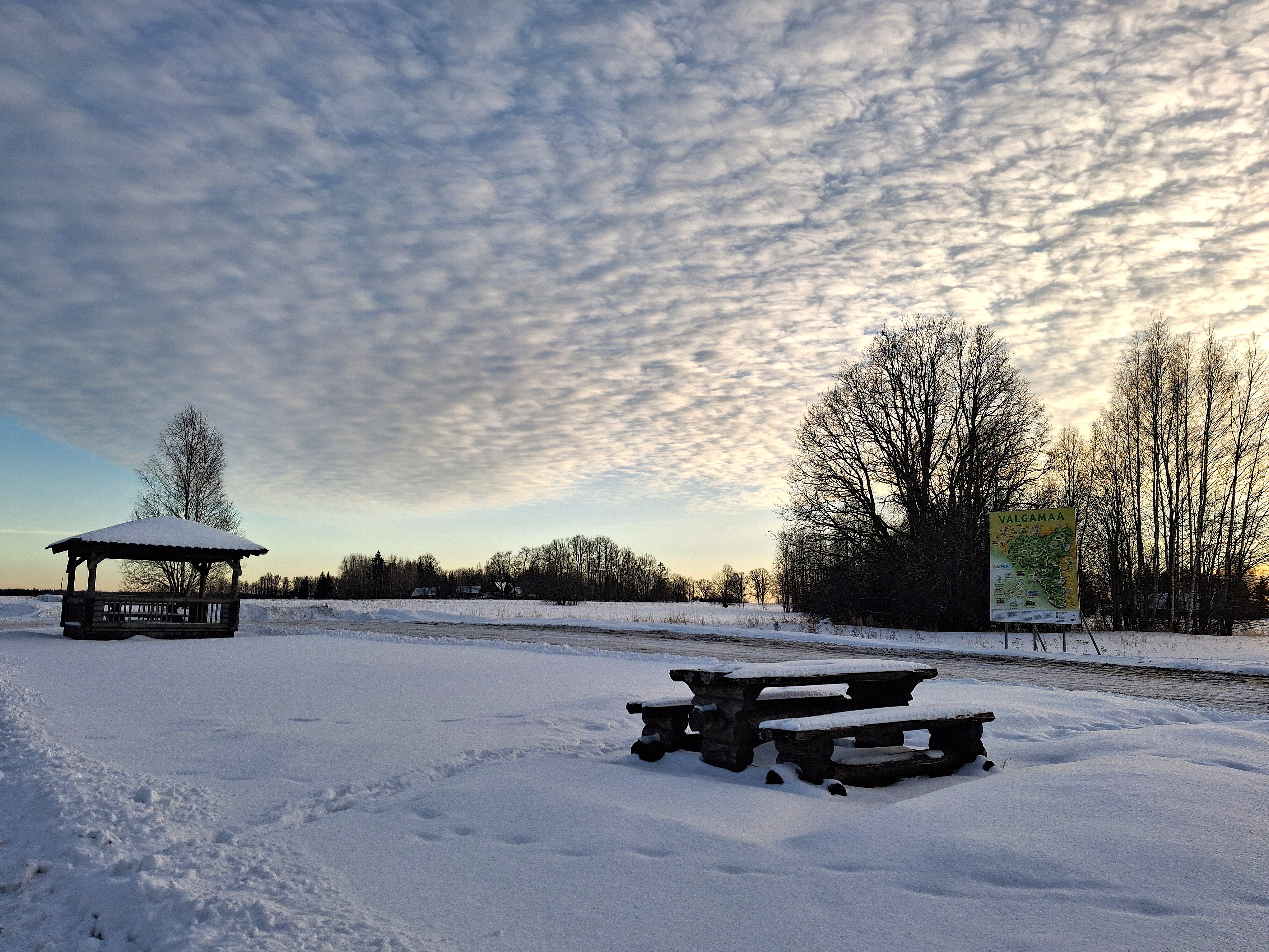 Ziemas atpūtas zona pie piemiņas zīmes