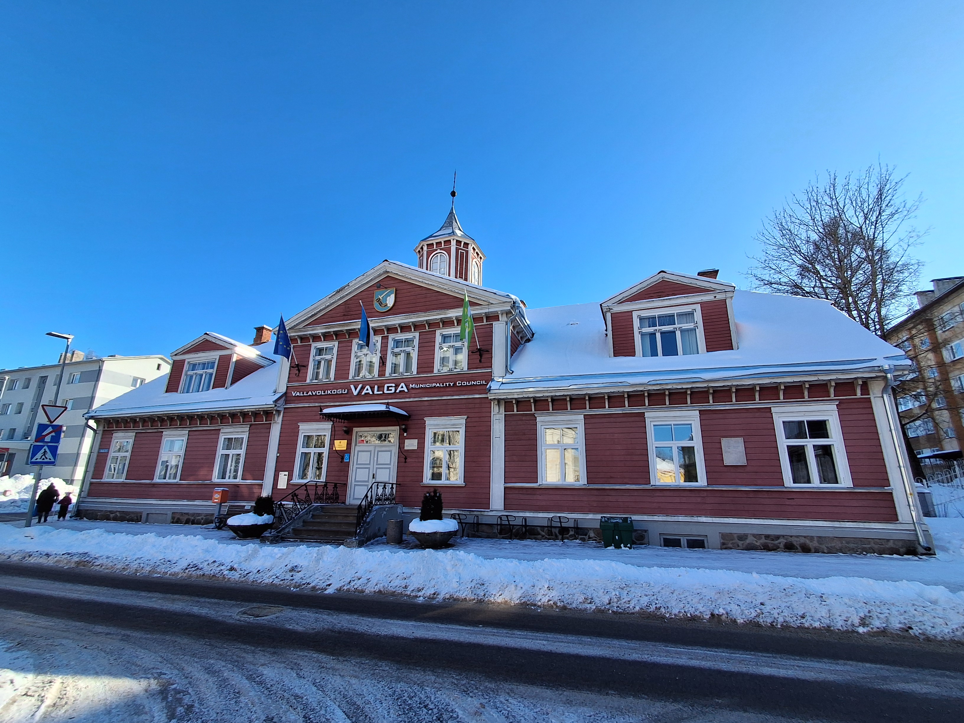 Das aus dem Jahr 1865 stammende Rathaus ist ein einstöckiges Gebäude mit hohen Dachfenstern, einem Halbwalmdach und kleinen Türmchen. So ist es eines 