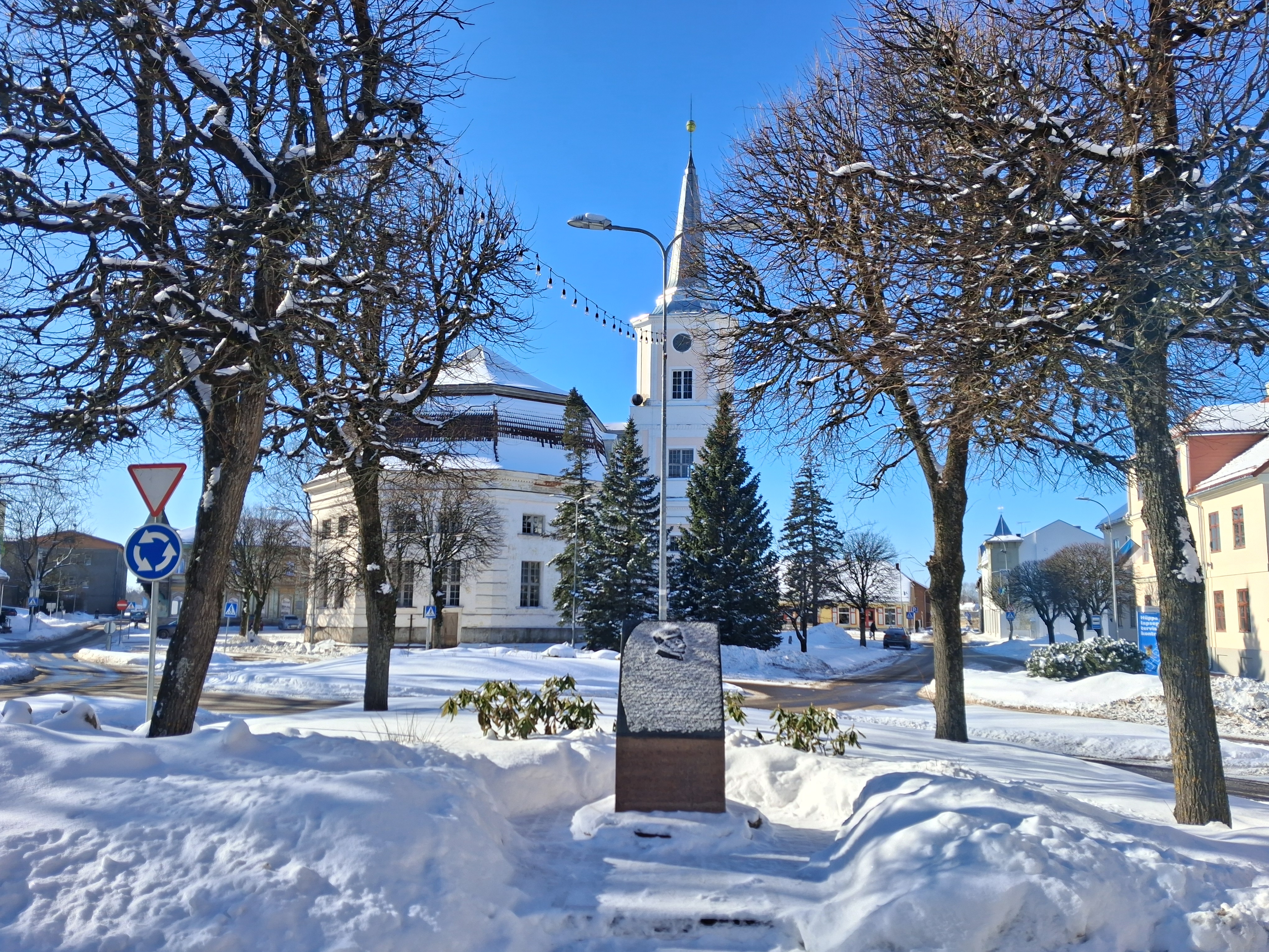 Stefan Batory mälestusmärk talvel